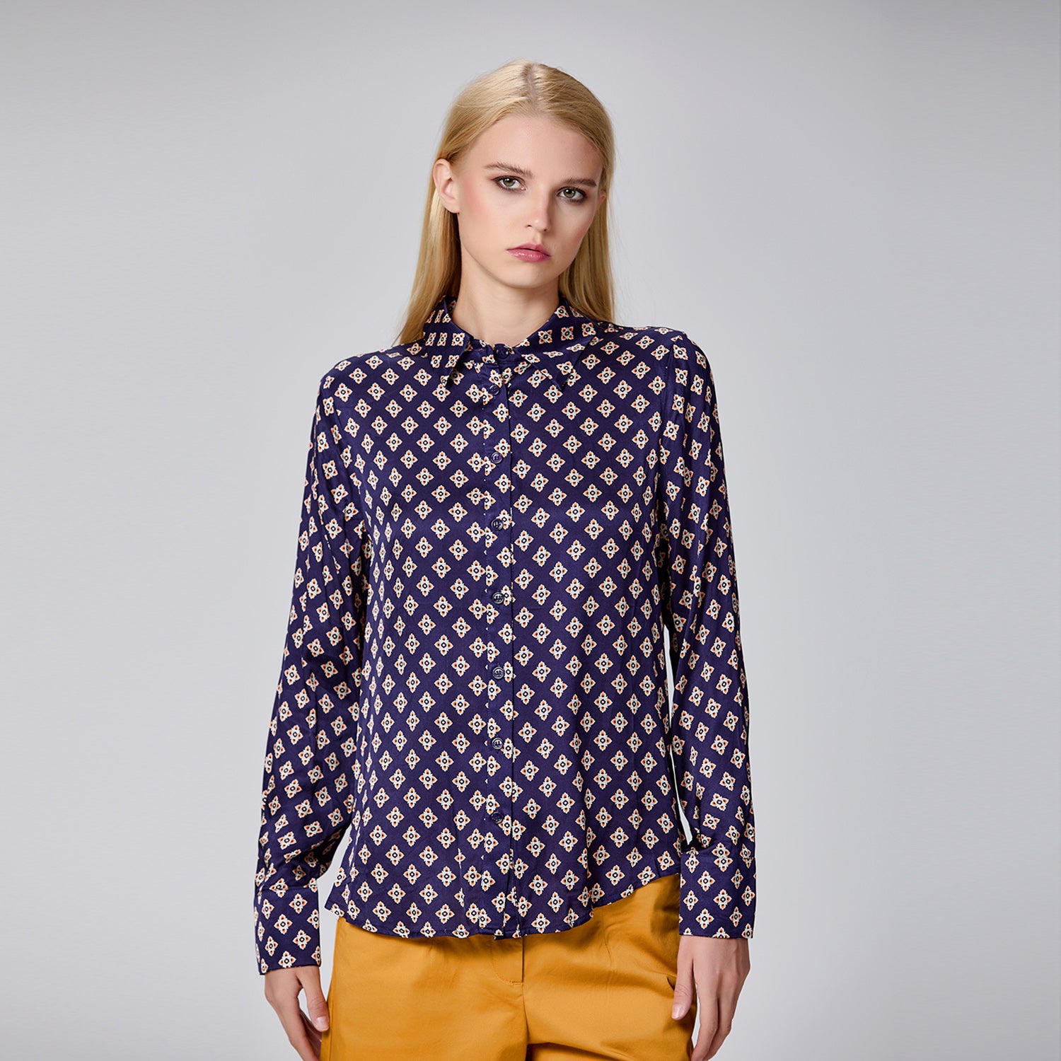 Chemise à manches longues en satin à imprimé graphique