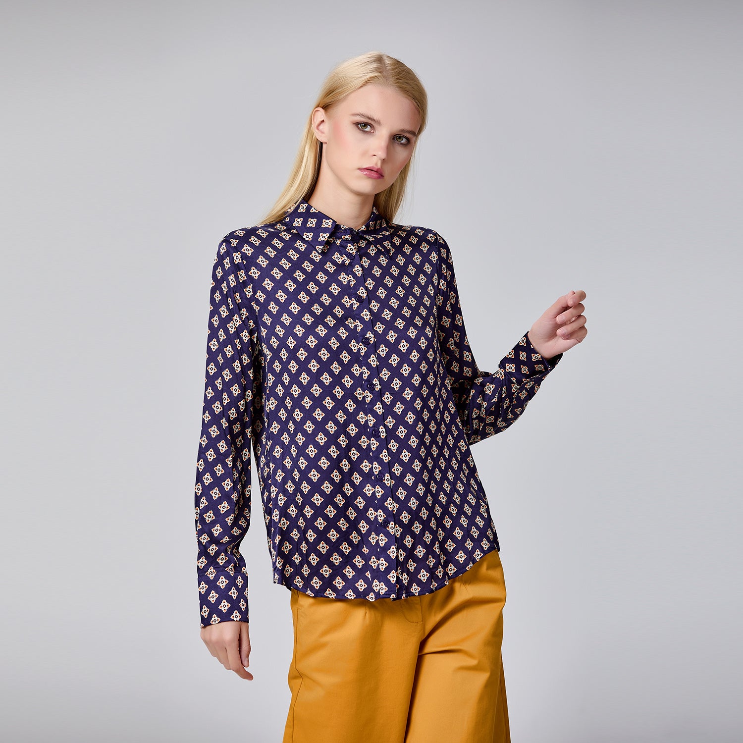 Chemise à manches longues en satin à imprimé graphique