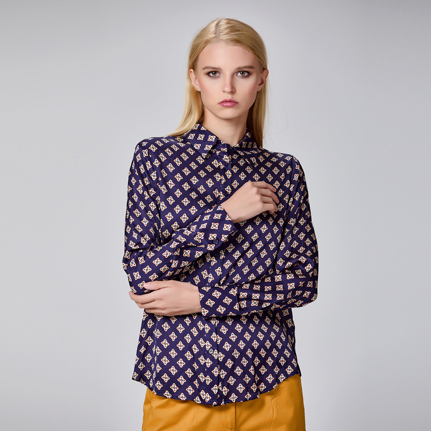 Chemise à manches longues en satin à imprimé graphique