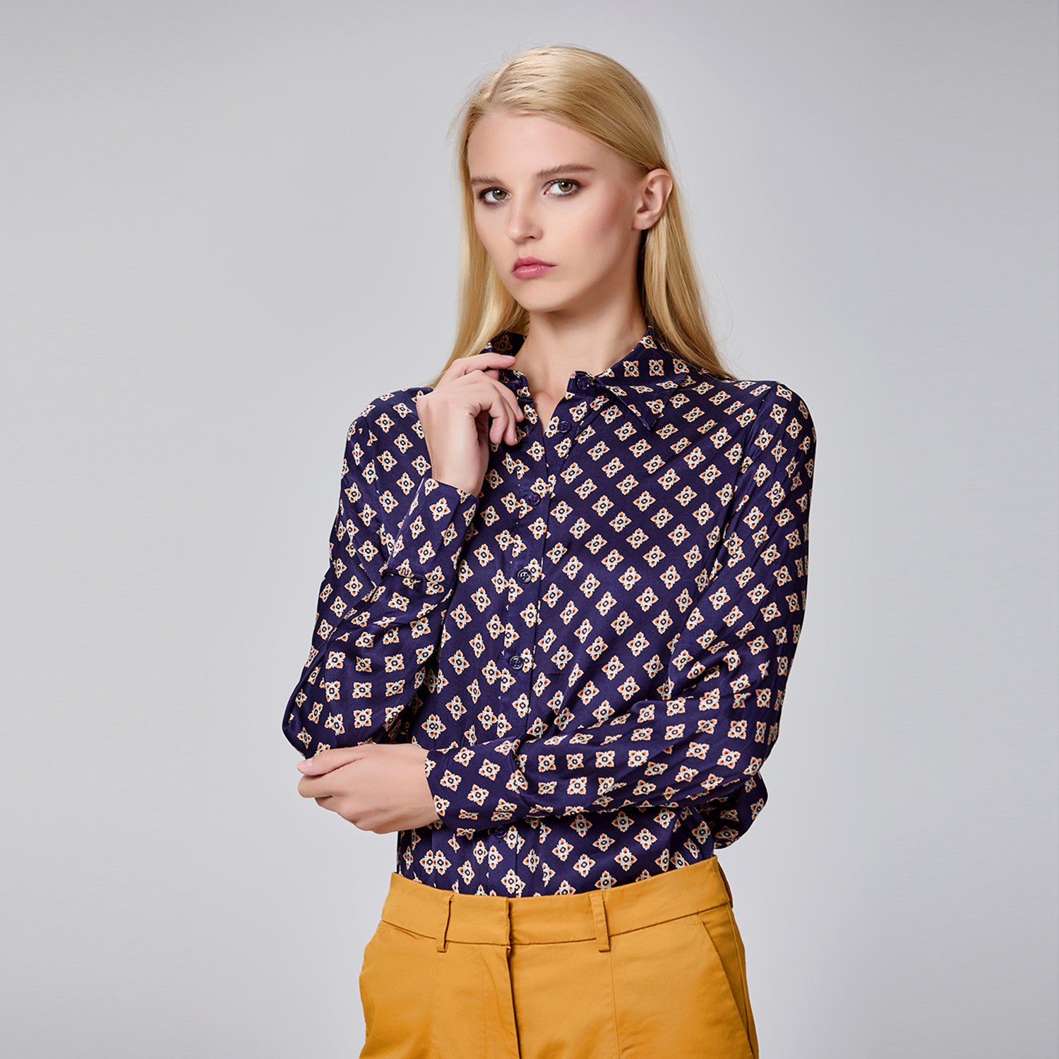 Chemise à manches longues en satin à imprimé graphique