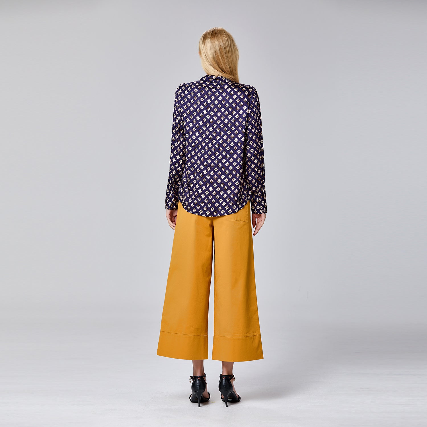 Chemise à manches longues en satin à imprimé graphique