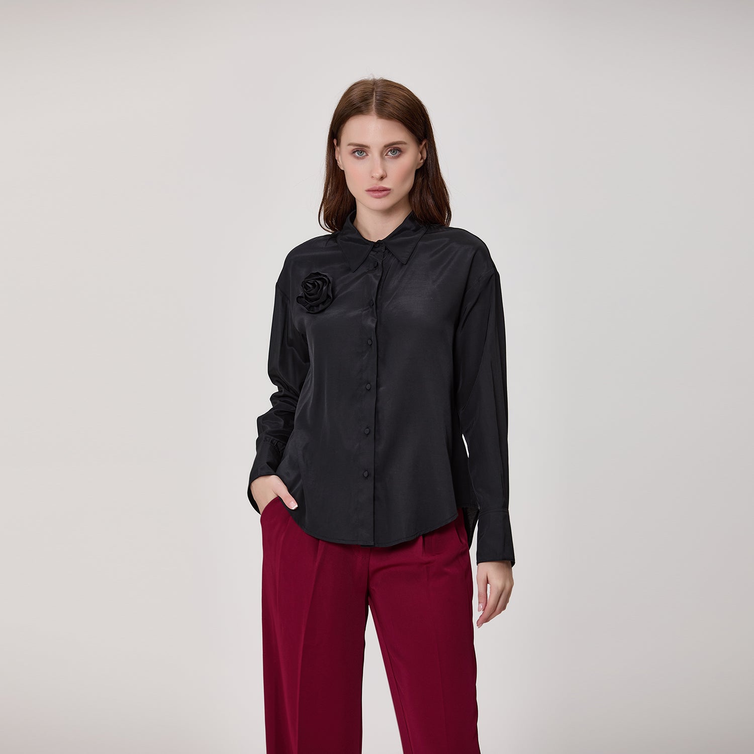 Chemise à manches longues avec broche fleur