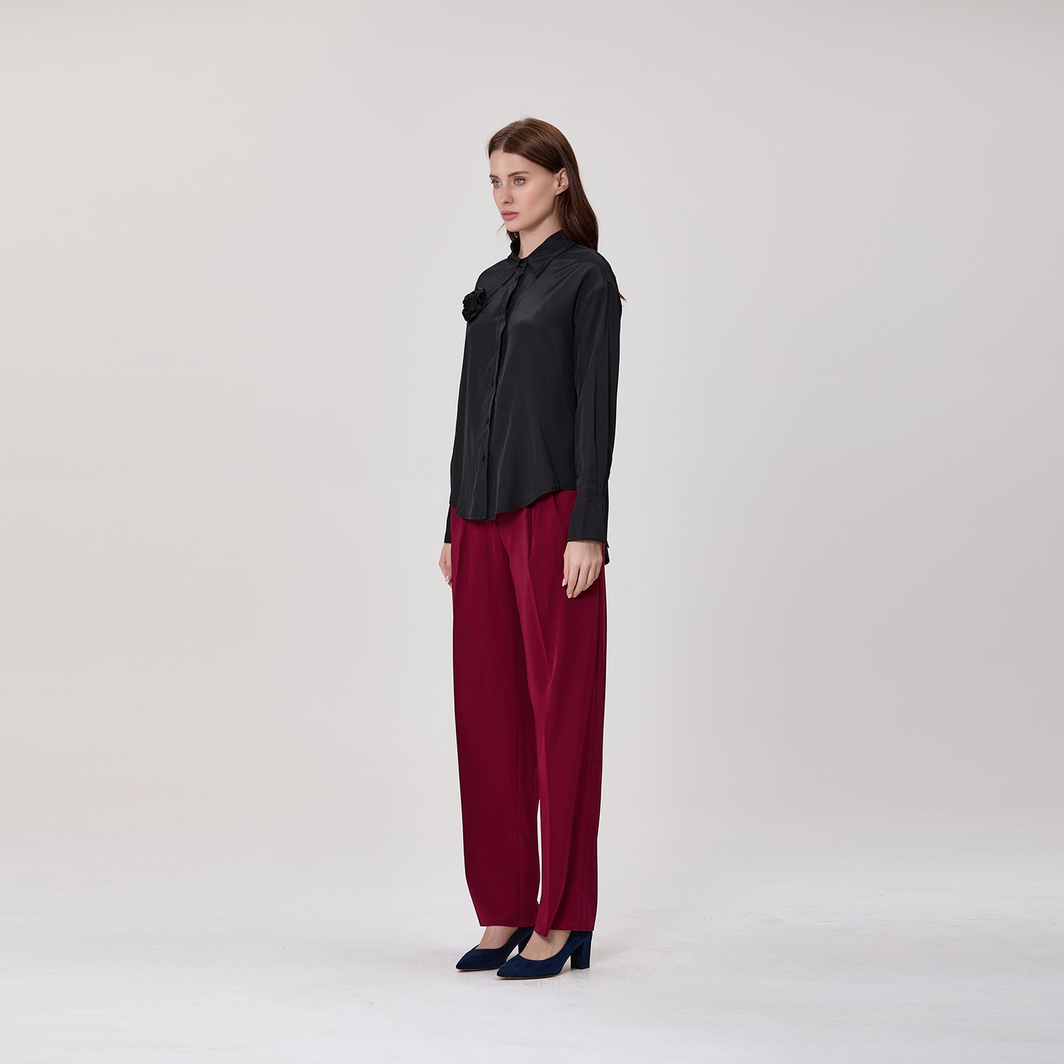 Chemise à manches longues avec broche fleur