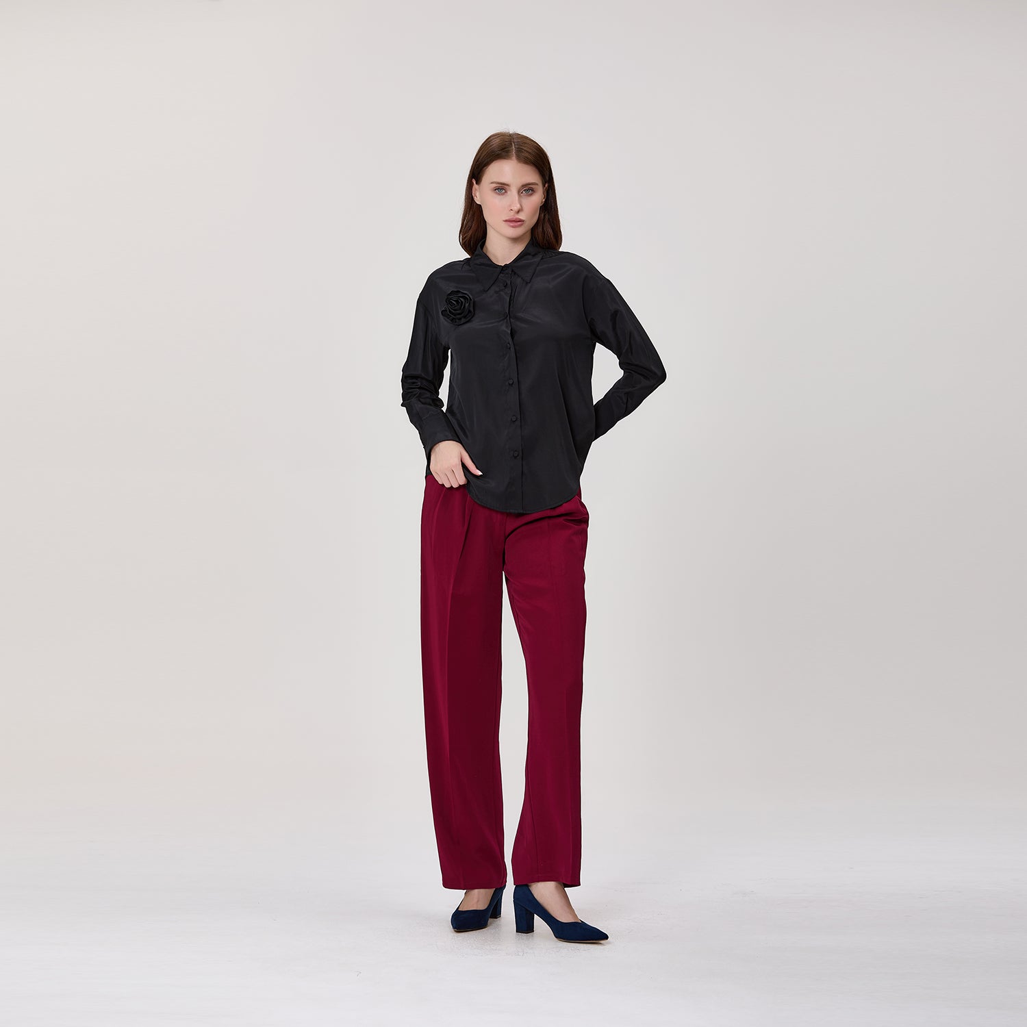 Chemise à manches longues avec broche fleur