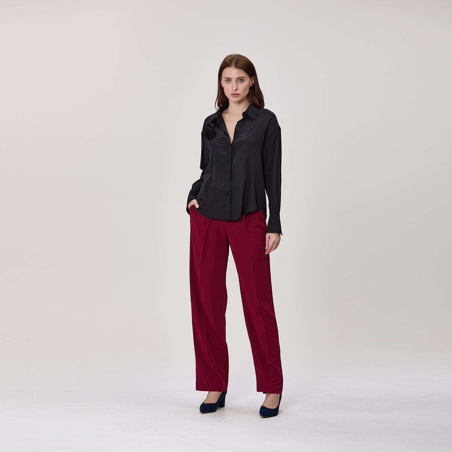 Chemise à manches longues avec broche fleur