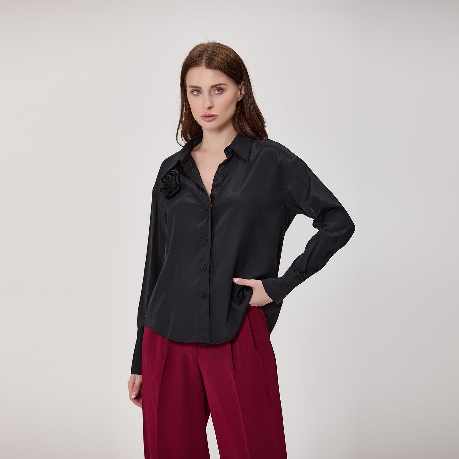 Chemise à manches longues avec broche fleur