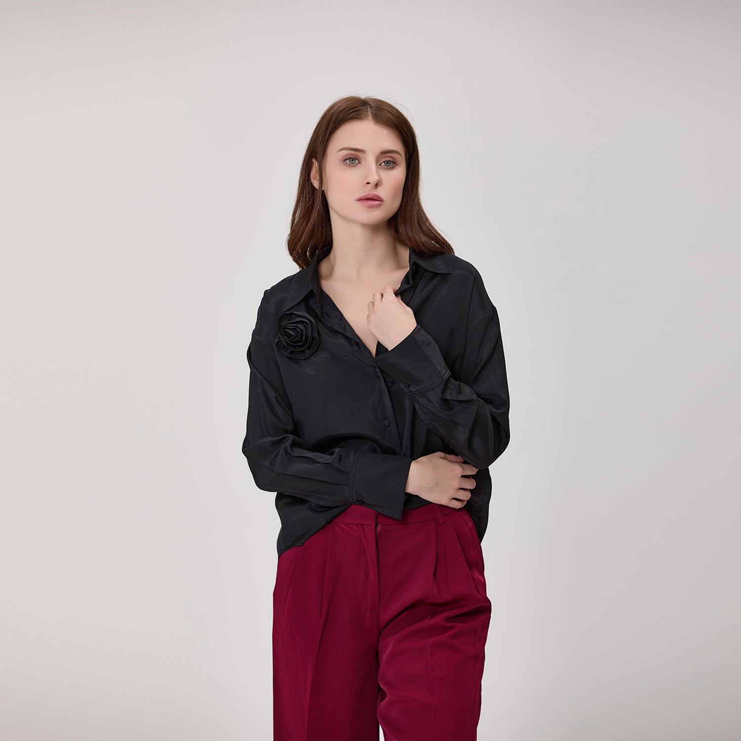 Chemise à manches longues avec broche fleur