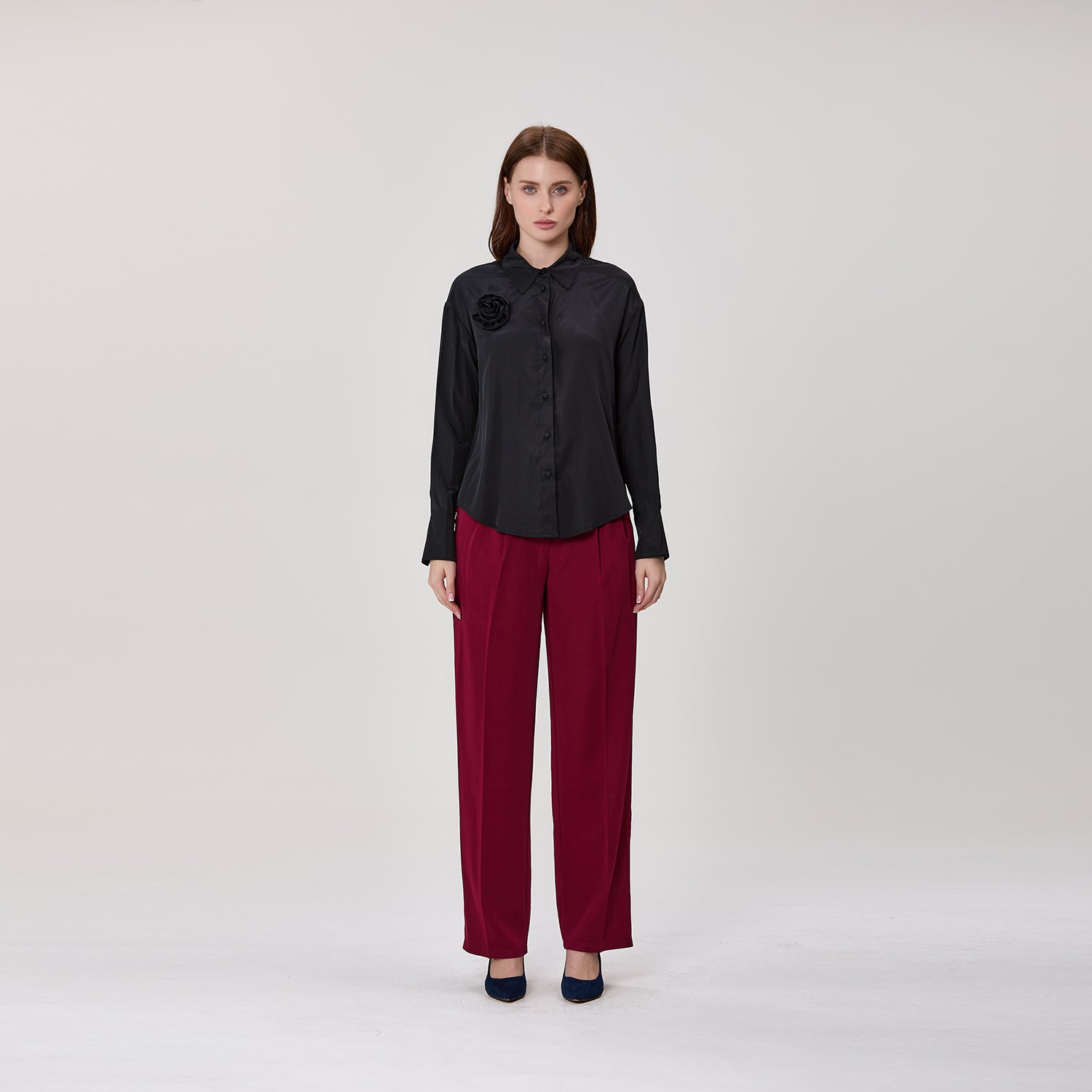 Chemise à manches longues avec broche fleur
