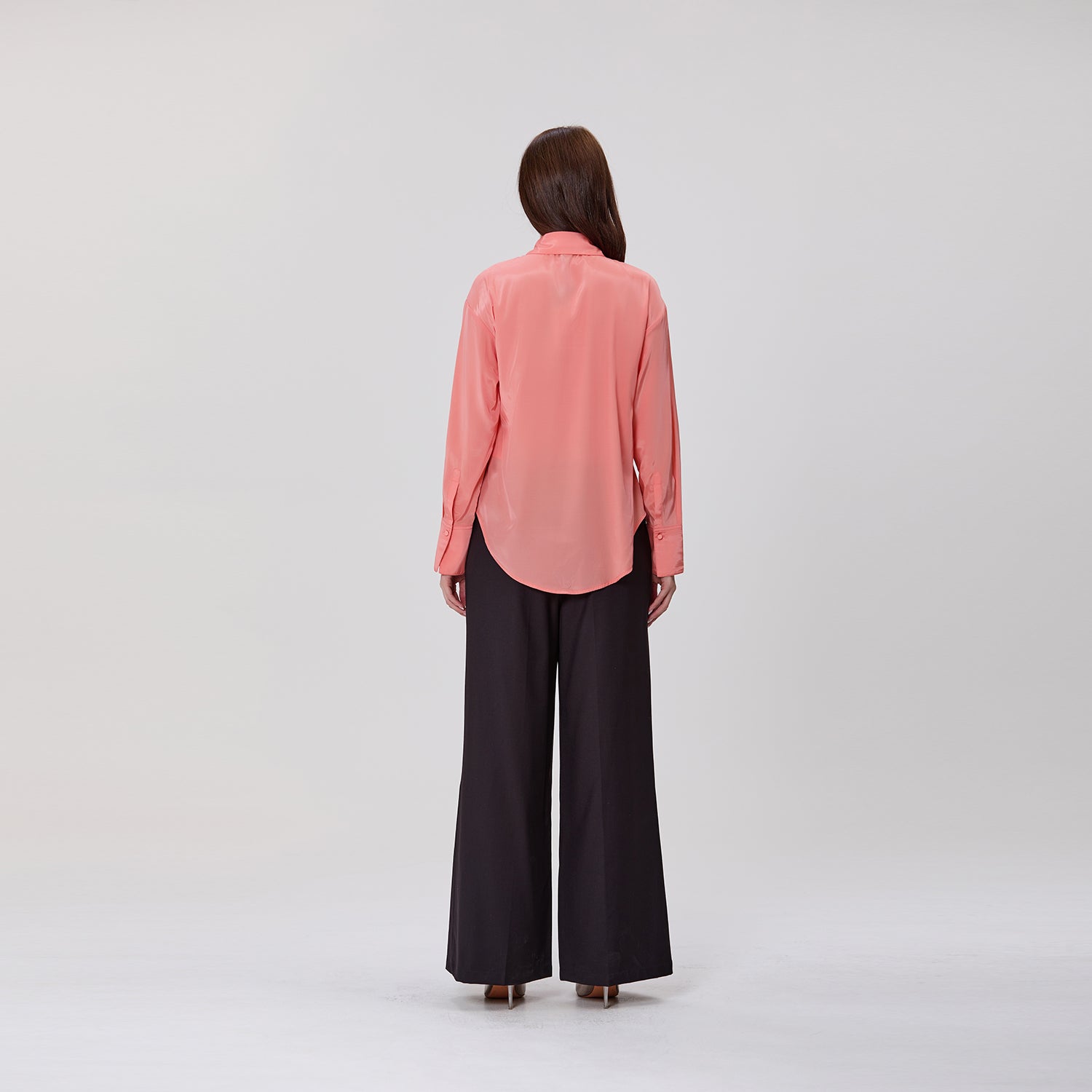 Chemise à manches longues avec broche fleur