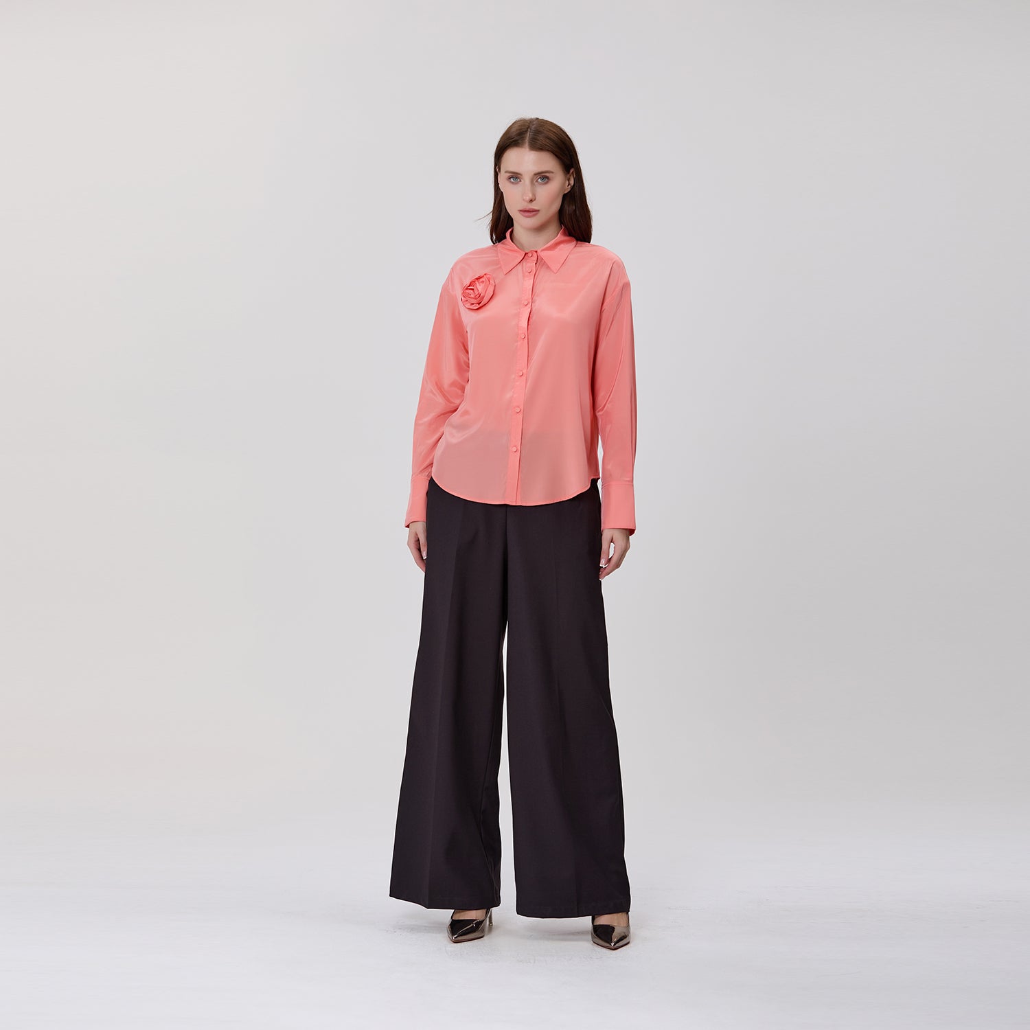 Chemise à manches longues avec broche fleur