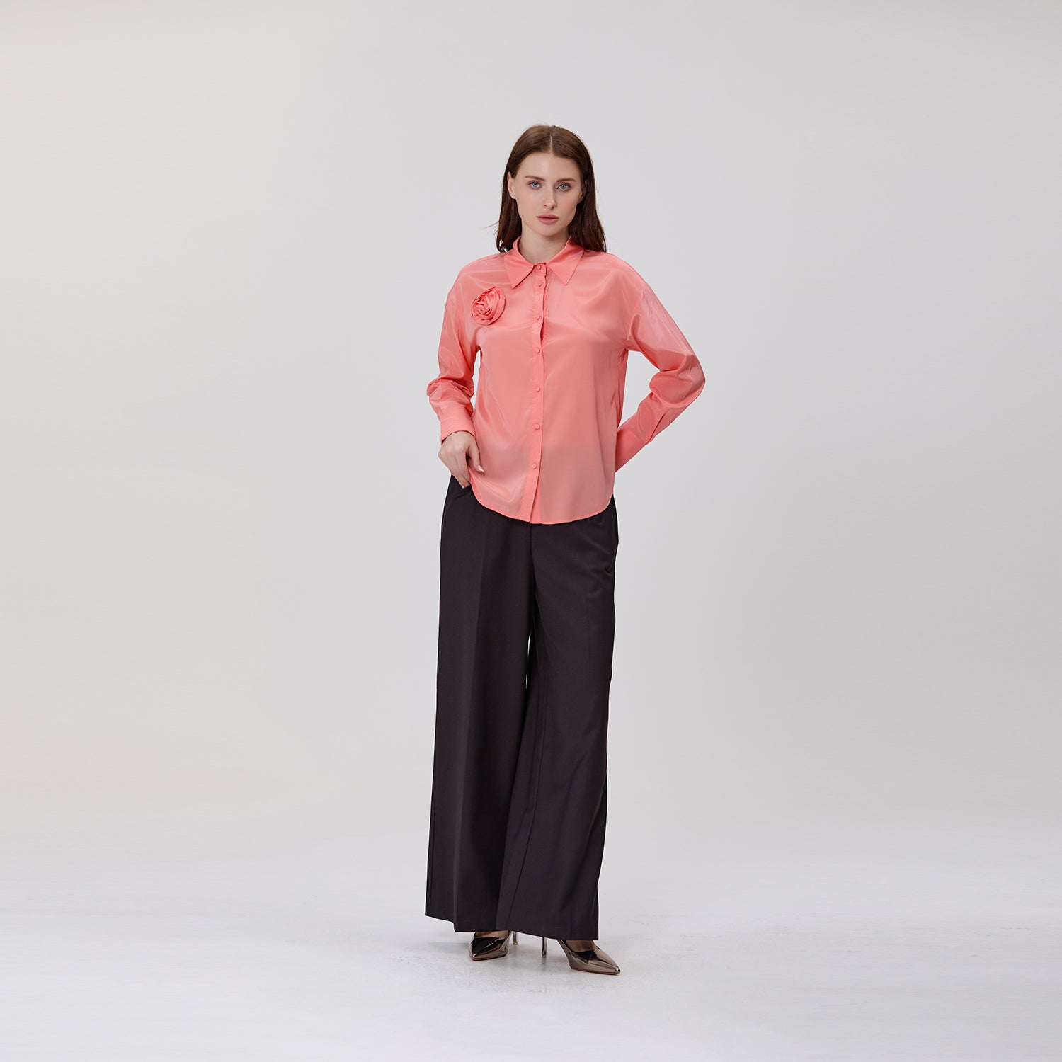 Chemise à manches longues avec broche fleur