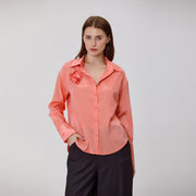 Chemise à manches longues avec broche fleur