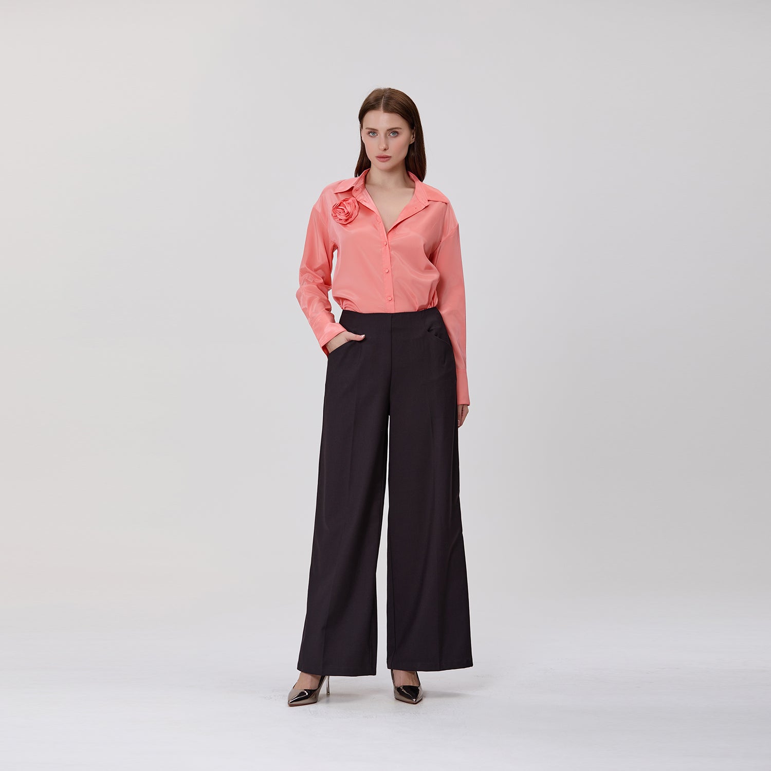 Chemise à manches longues avec broche fleur