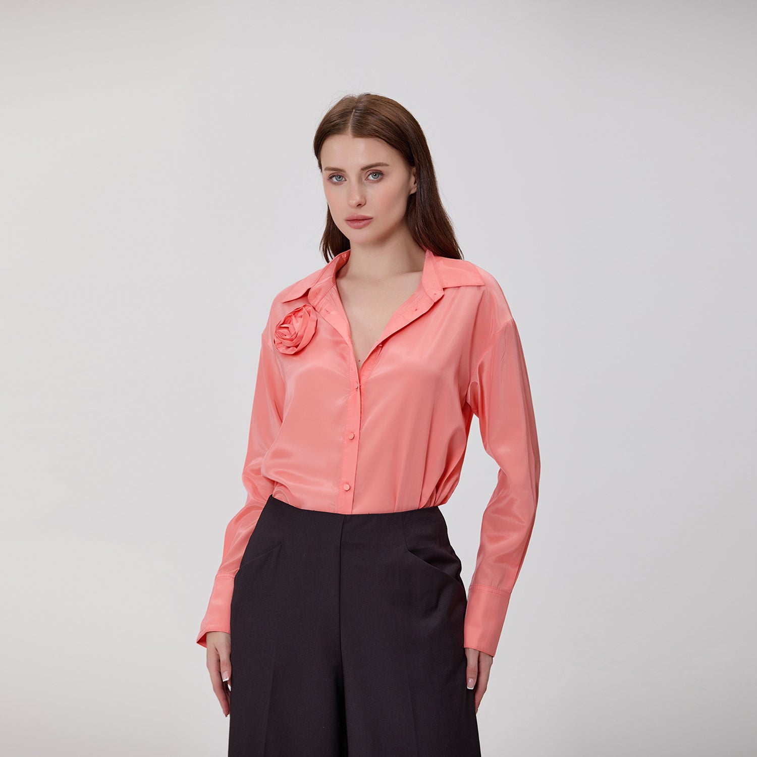 Chemise à manches longues avec broche fleur