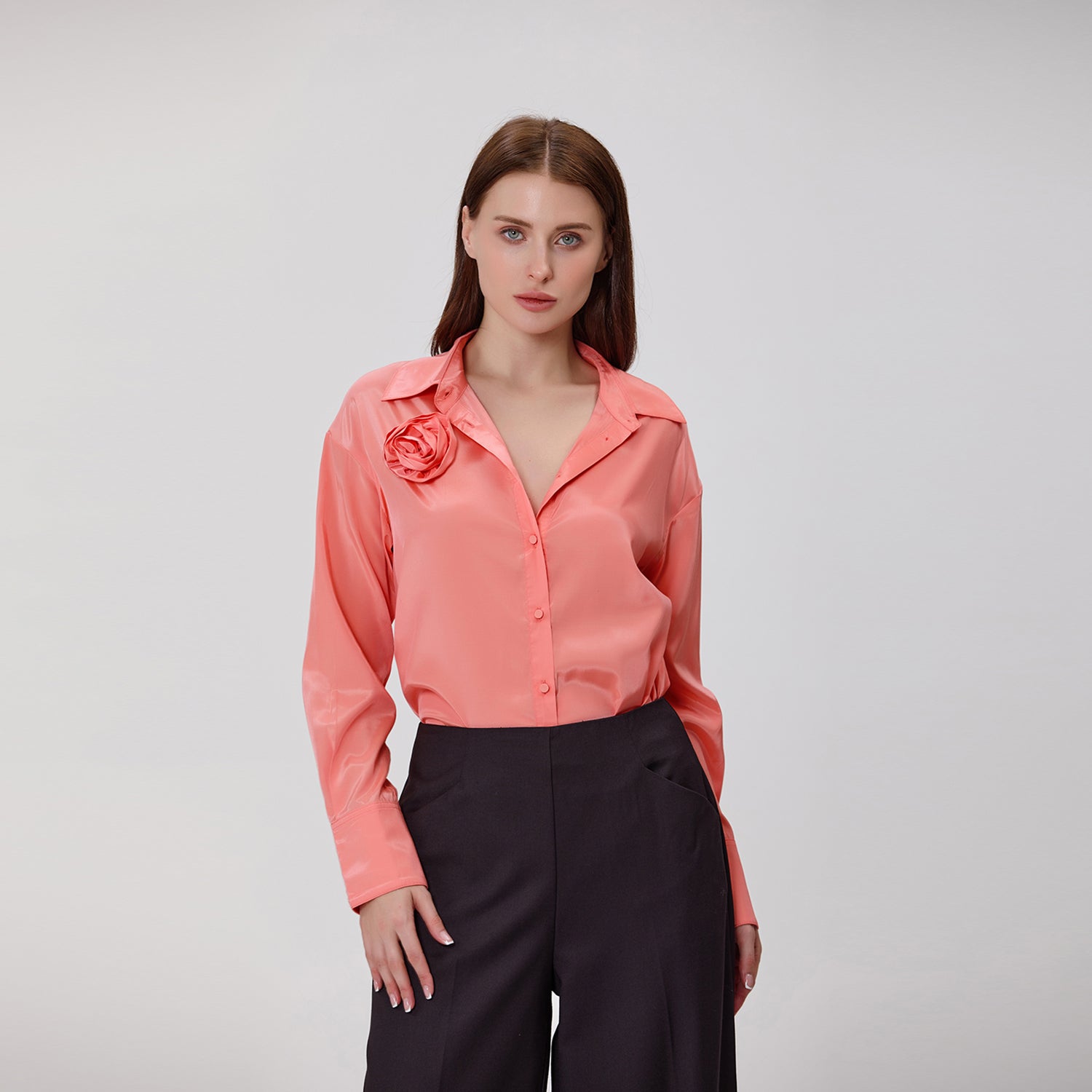 Chemise à manches longues avec broche fleur