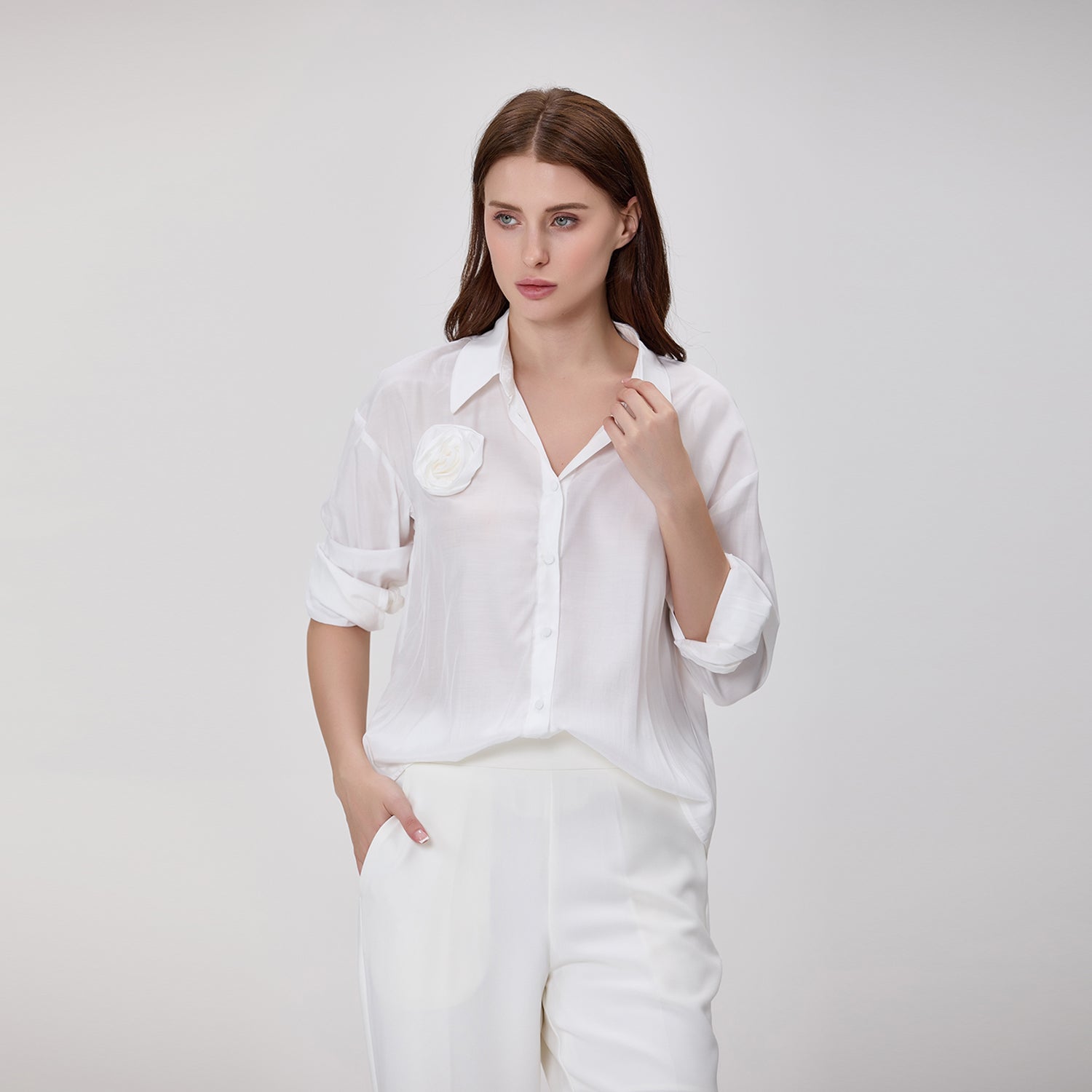 Chemise à manches longues avec broche fleur