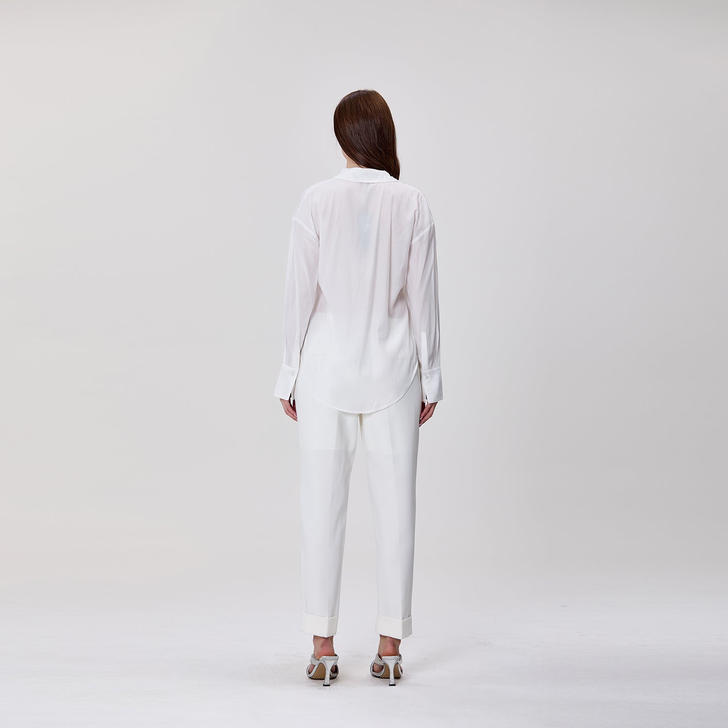 Chemise à manches longues avec broche fleur