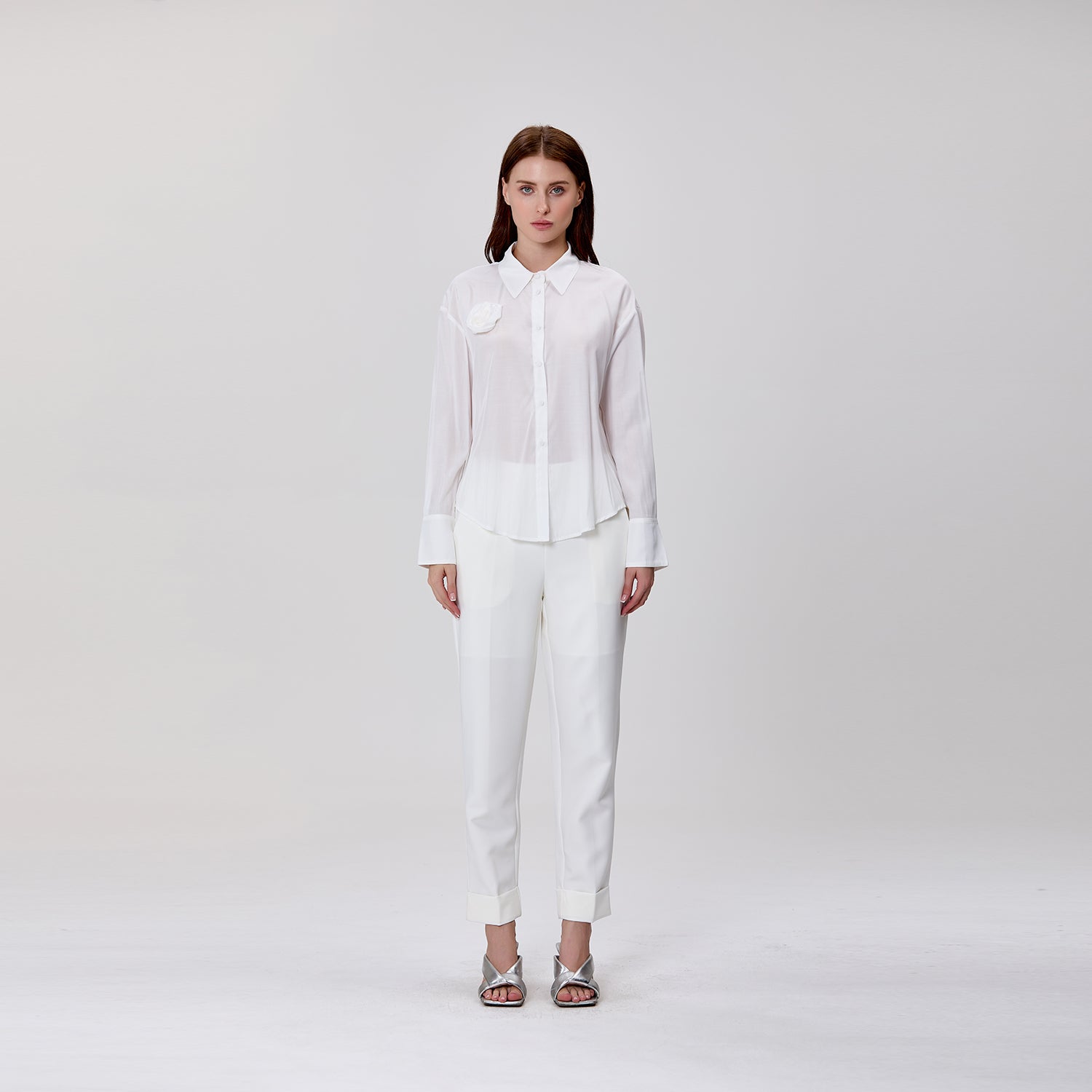 Chemise à manches longues avec broche fleur