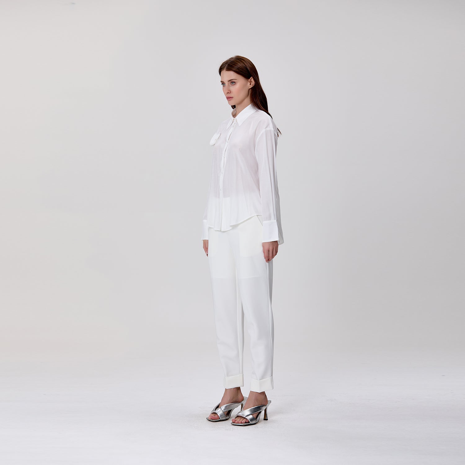 Chemise à manches longues avec broche fleur