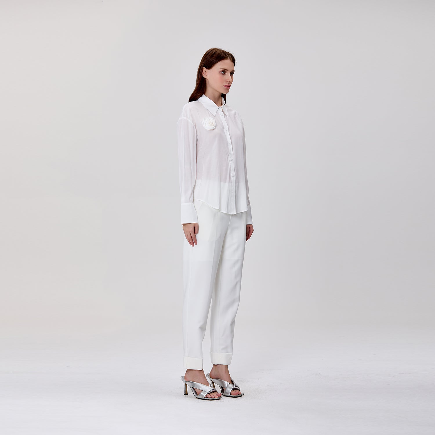 Chemise à manches longues avec broche fleur
