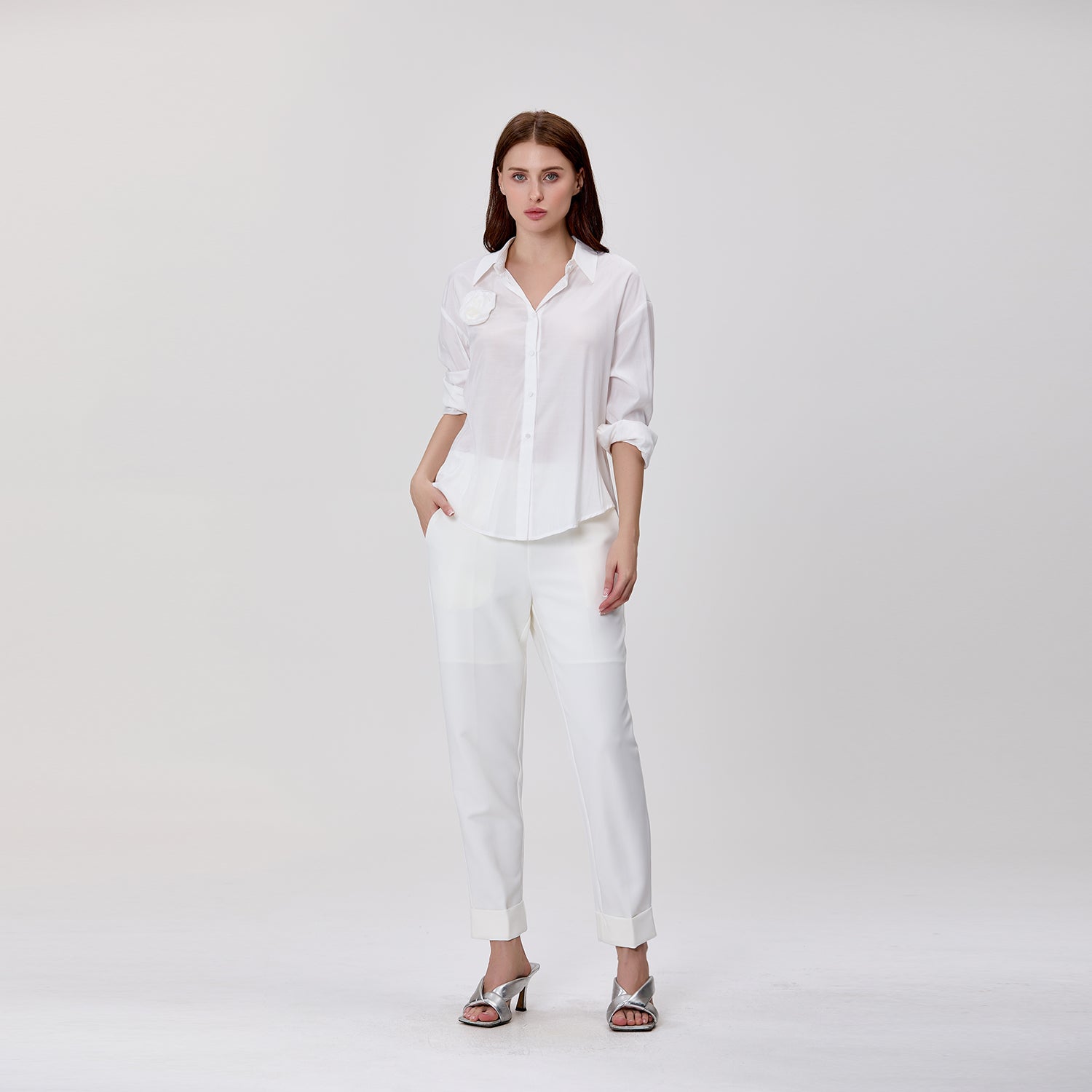 Chemise à manches longues avec broche fleur