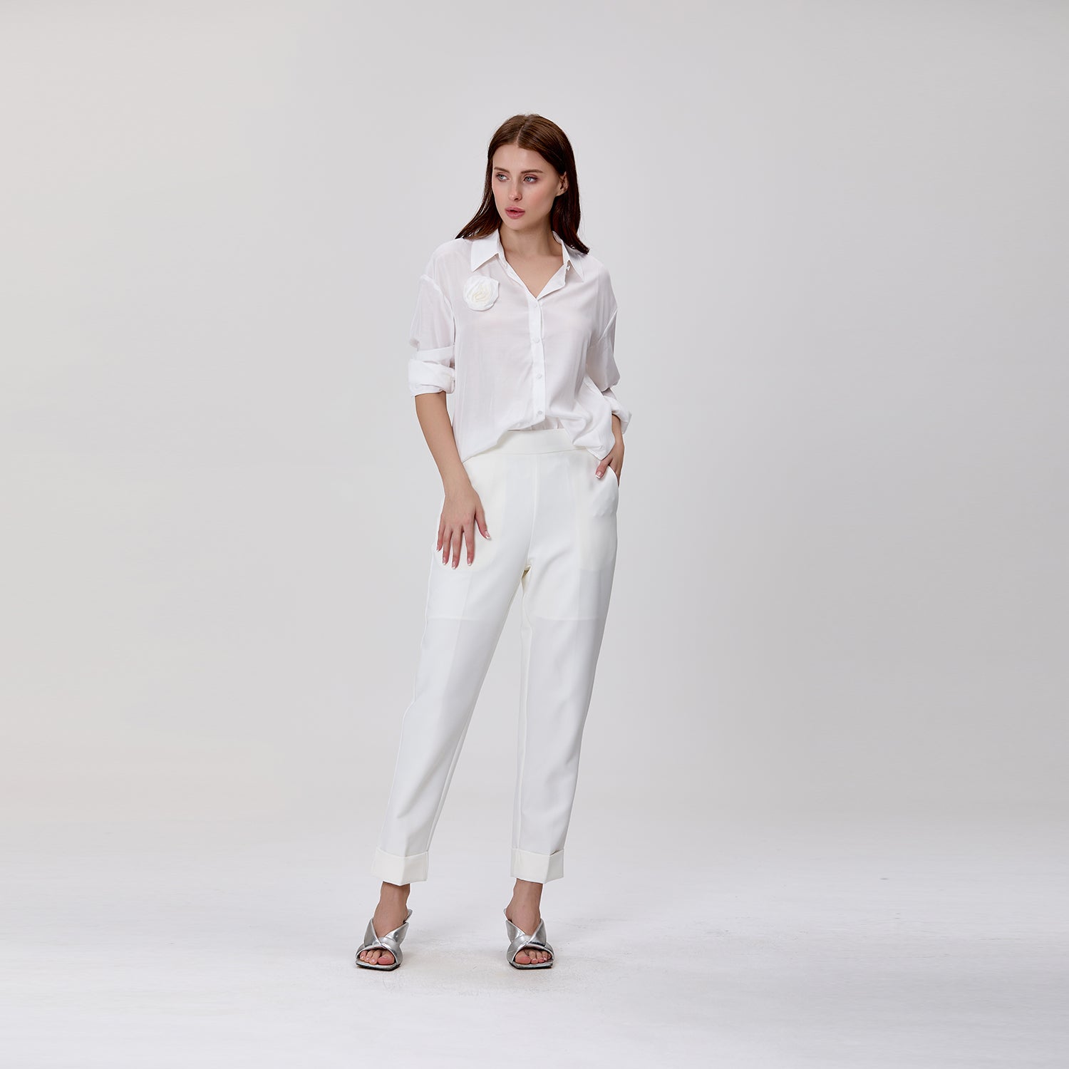 Chemise à manches longues avec broche fleur