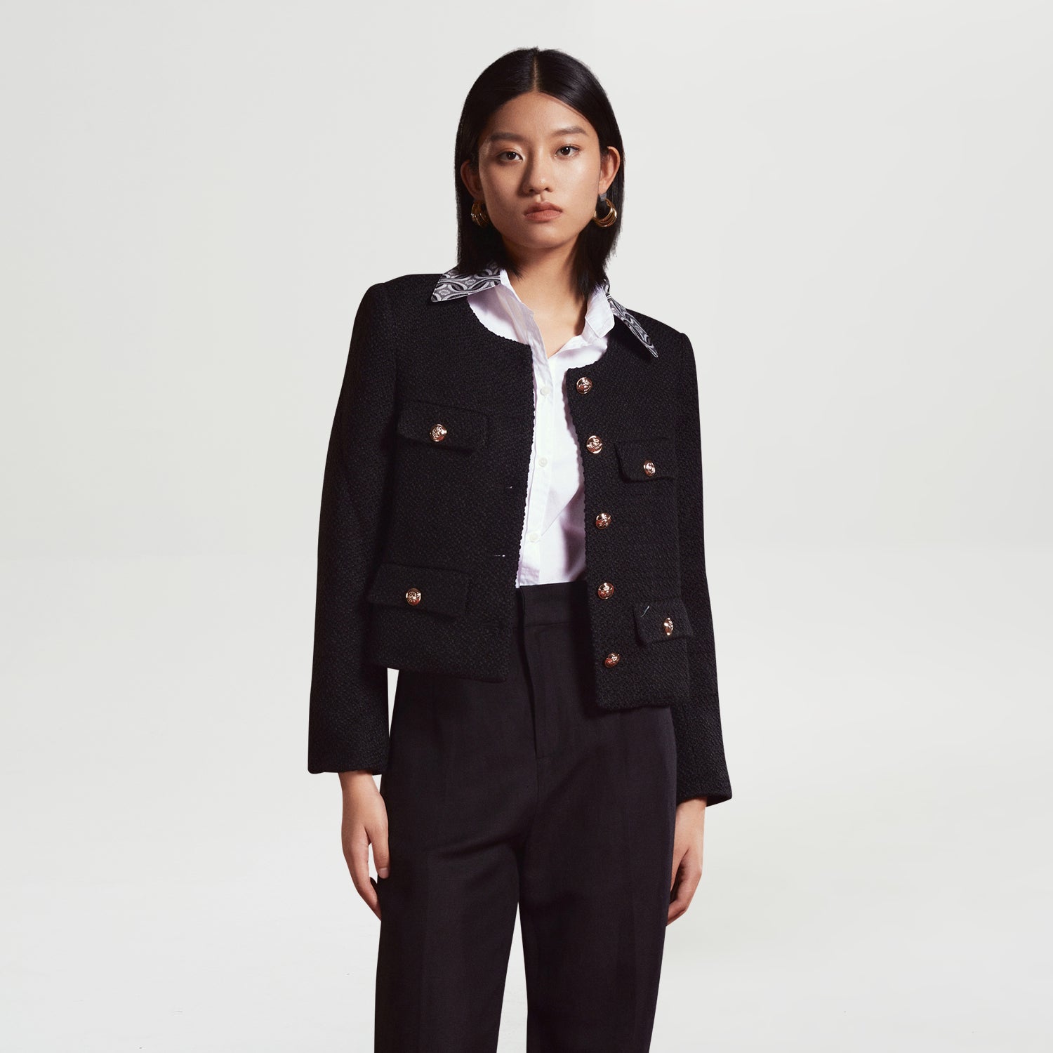 Veste courte en laine et à boutons dorés