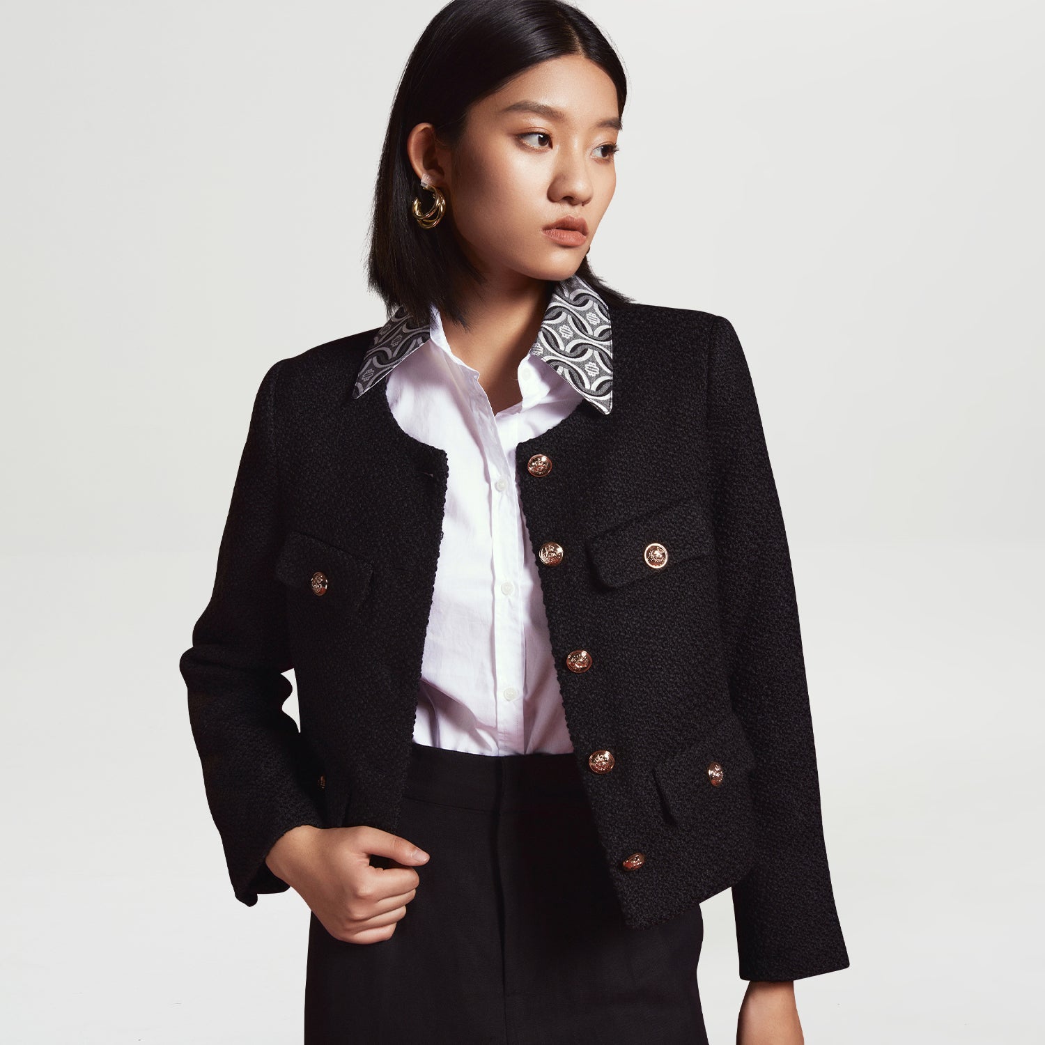 Veste courte en laine et à boutons dorés
