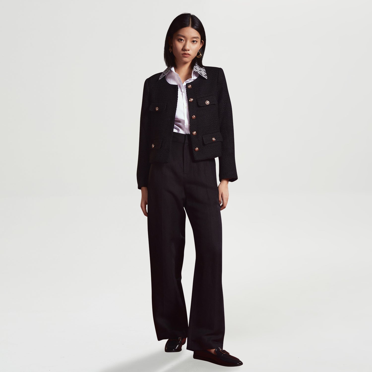 Veste courte en laine et à boutons dorés