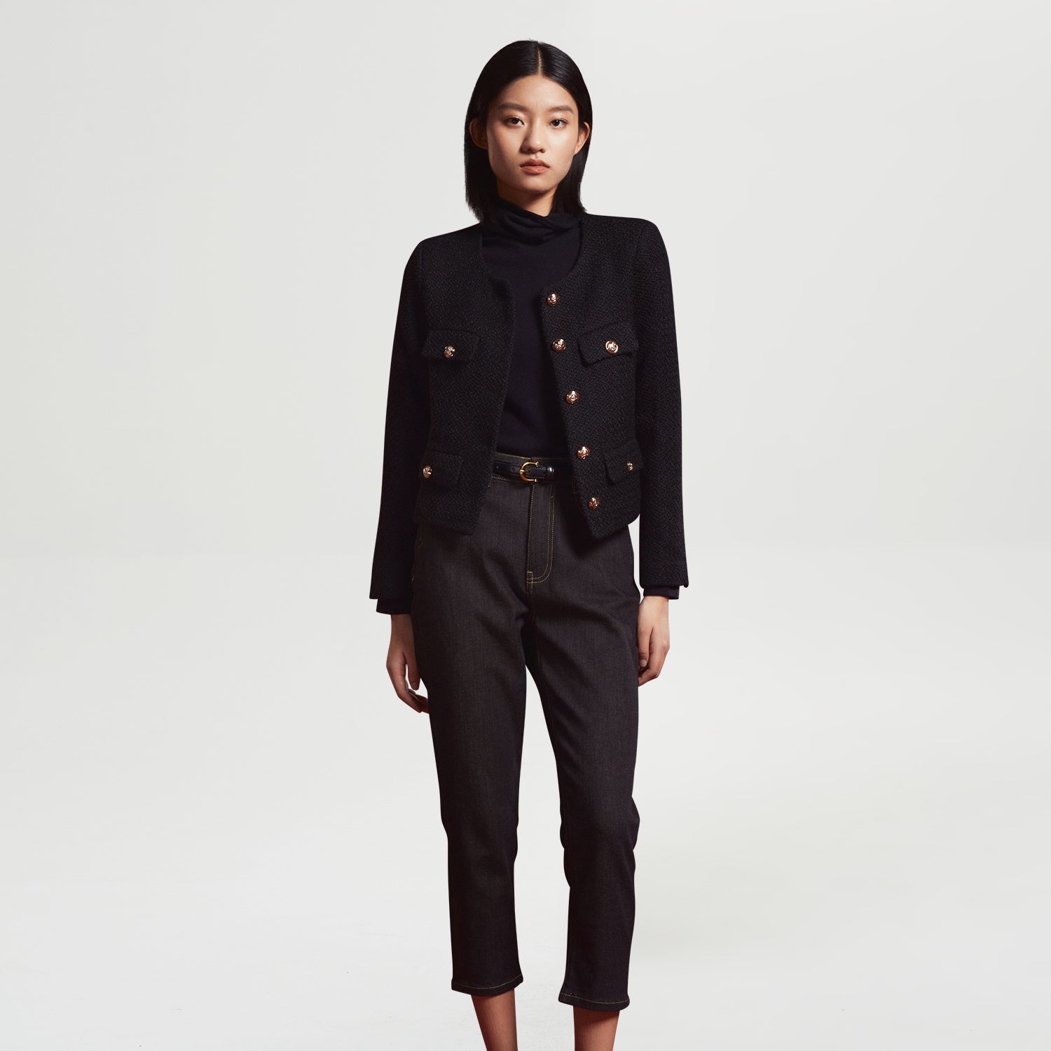Veste courte en laine et à boutons dorés