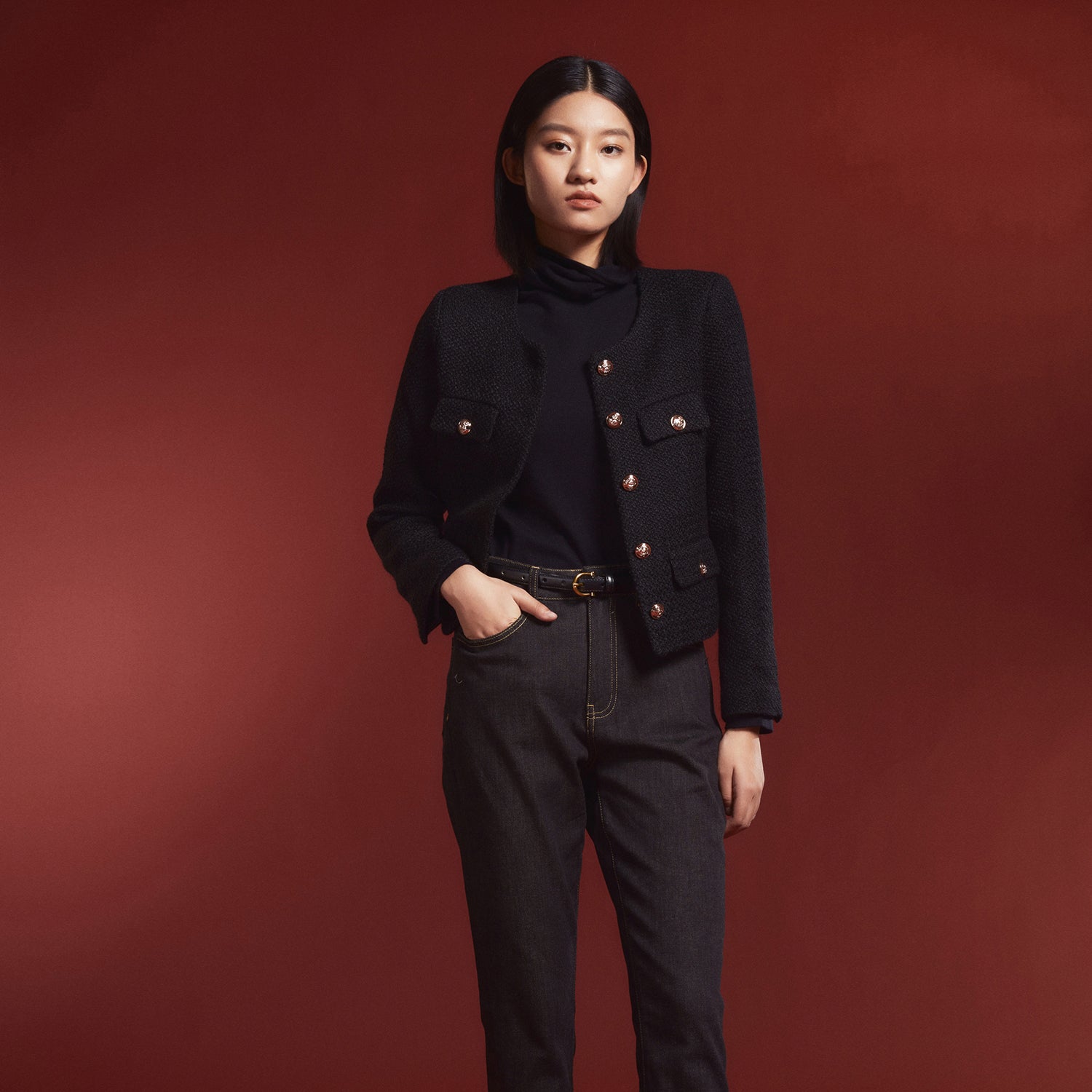 Veste courte en laine et à boutons dorés