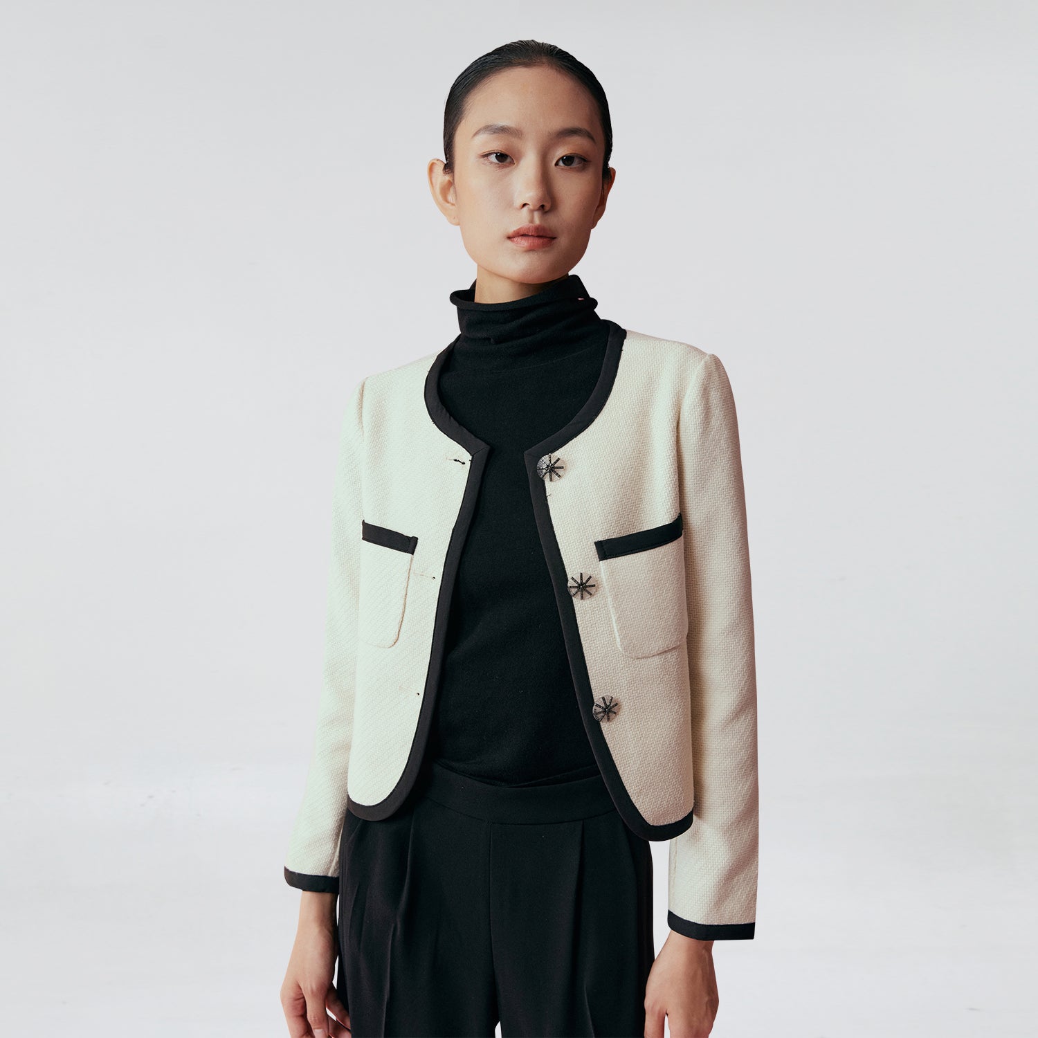 Veste courte contrastée de liserés