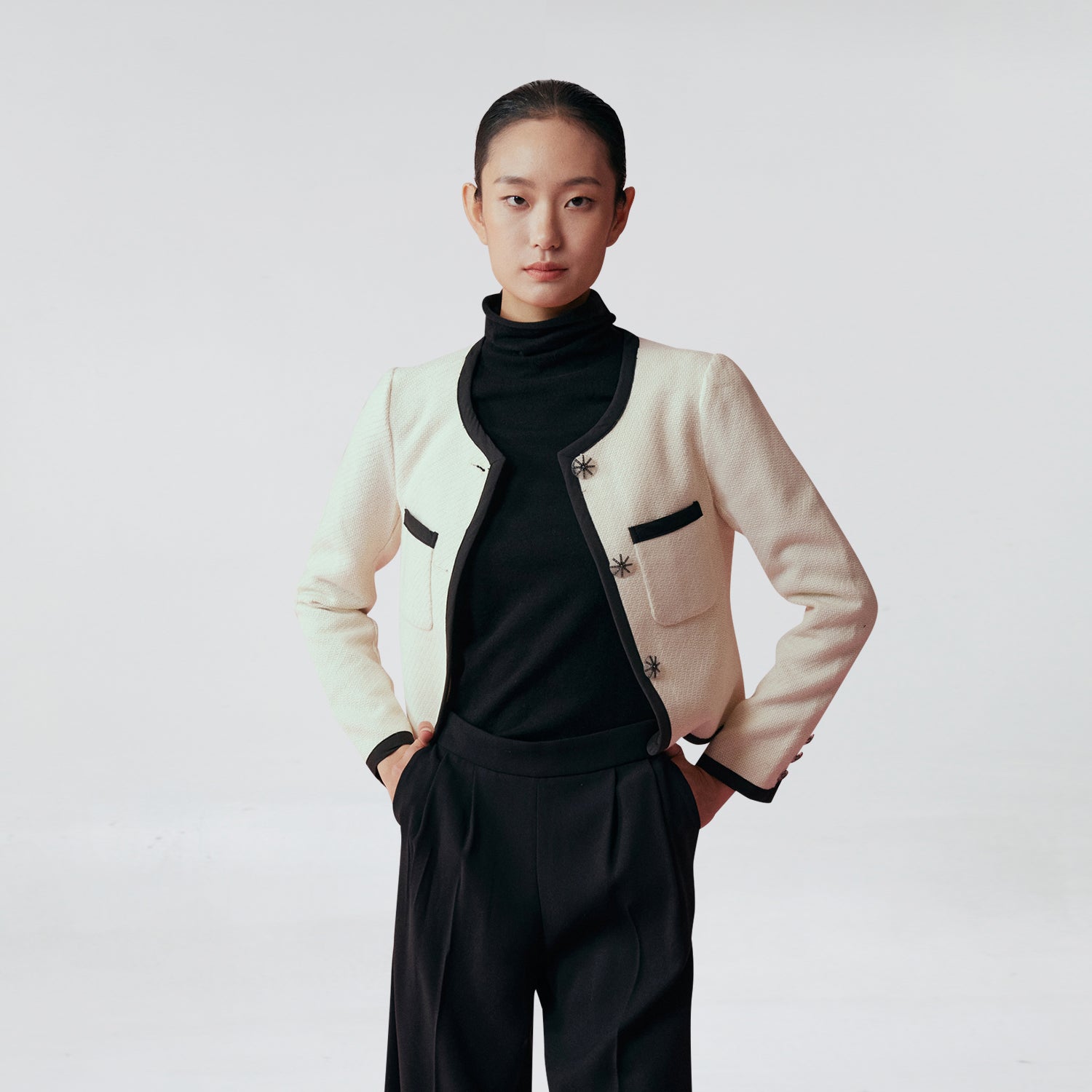 Veste courte contrastée de liserés