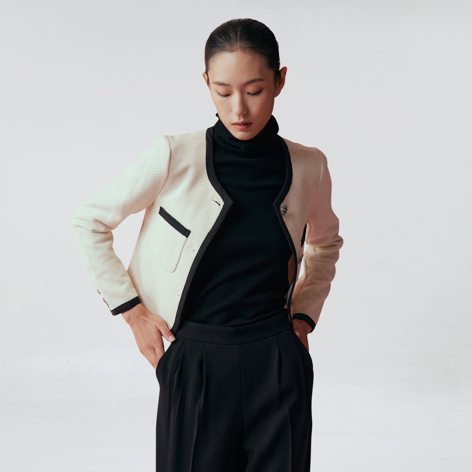 Veste courte contrastée de liserés