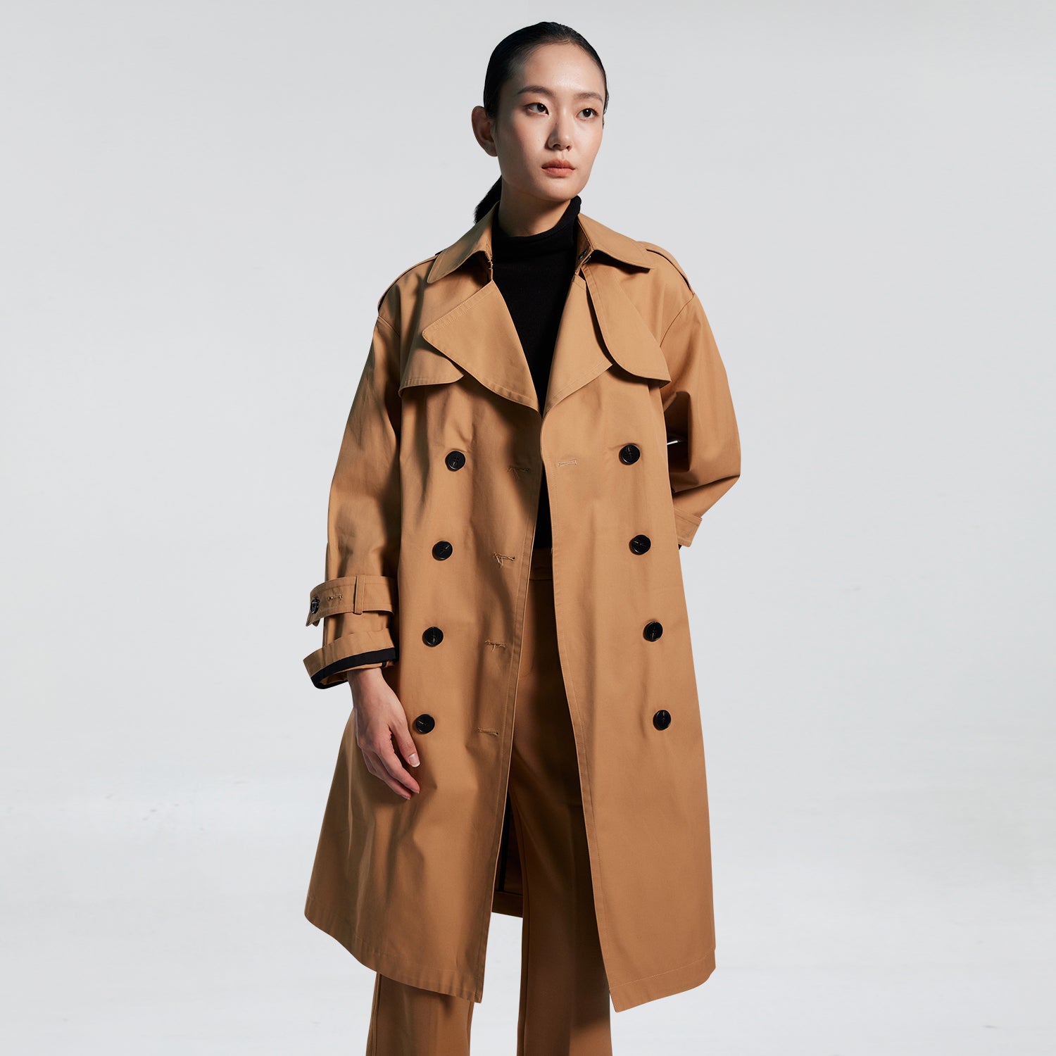 Trench avec ceinture contrastée