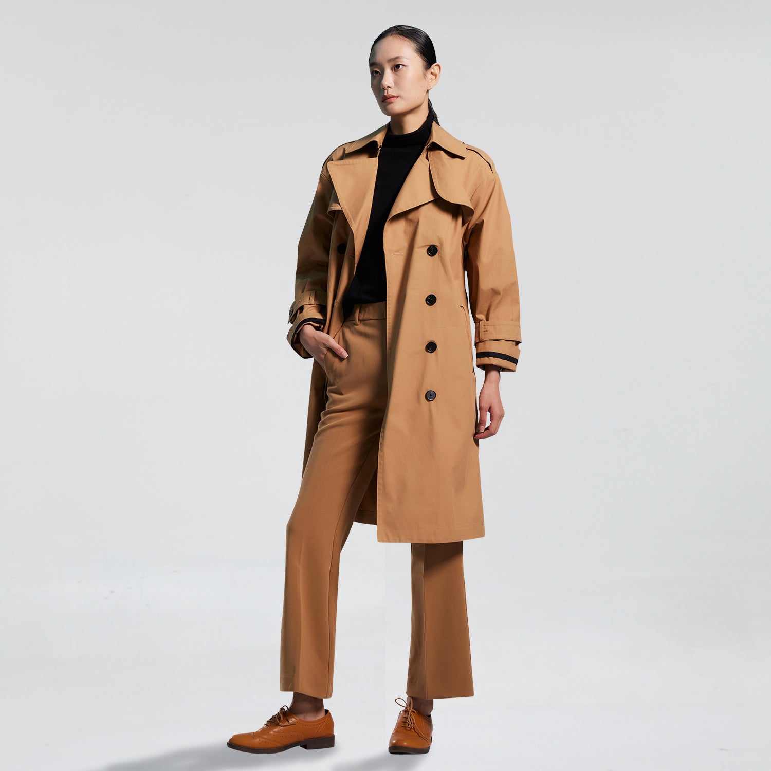 Trench avec ceinture contrastée