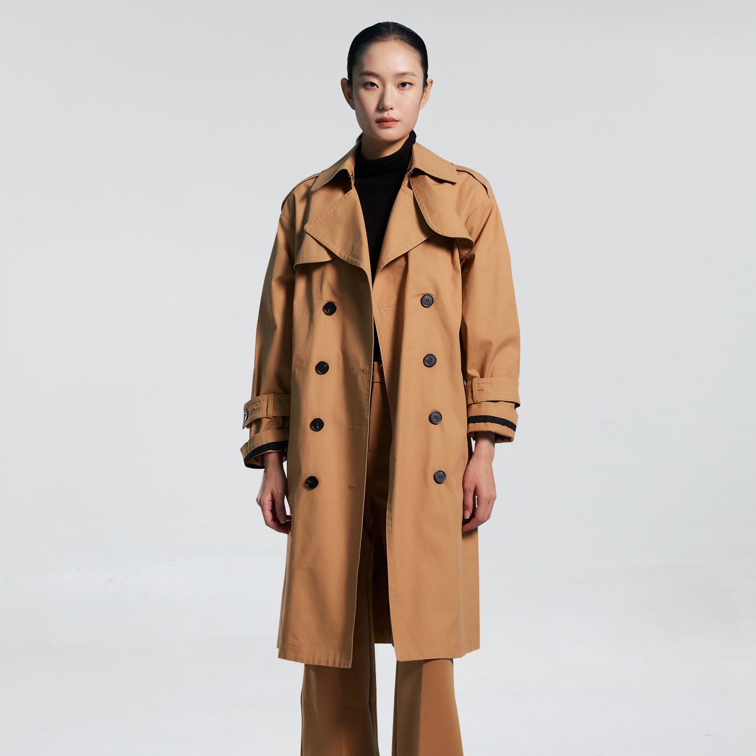 Trench avec ceinture contrastée