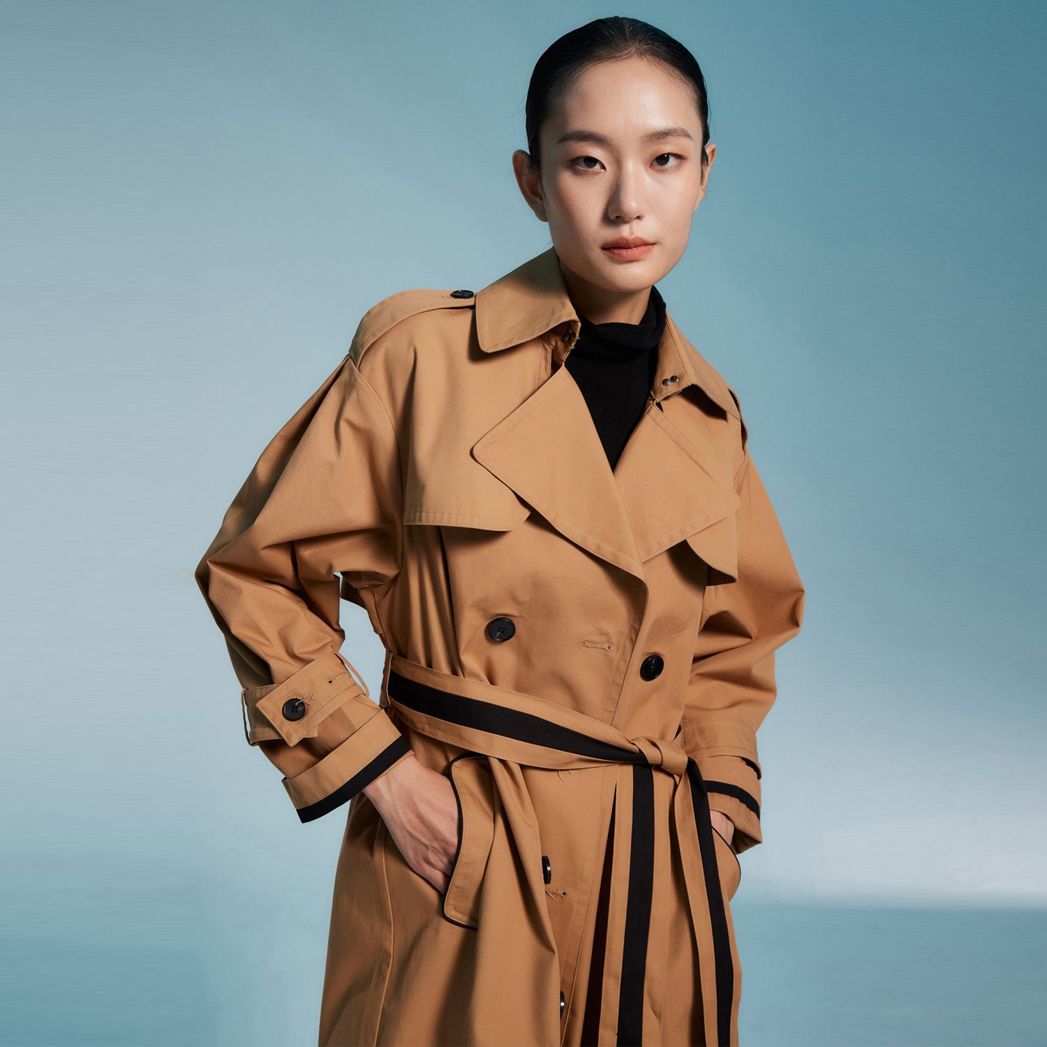 Trench avec ceinture contrastée