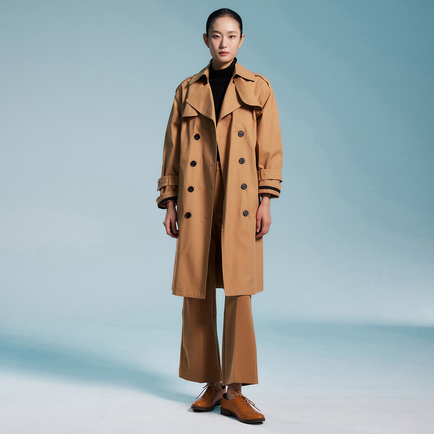 Trench avec ceinture contrastée