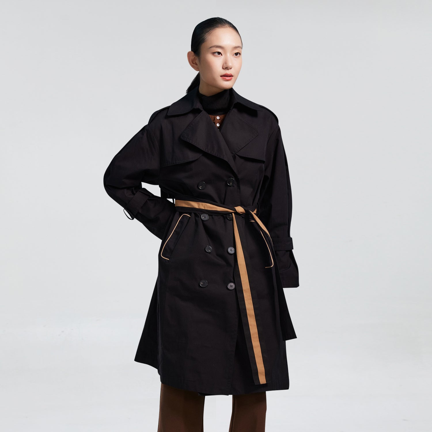 Trench avec ceinture contrastée