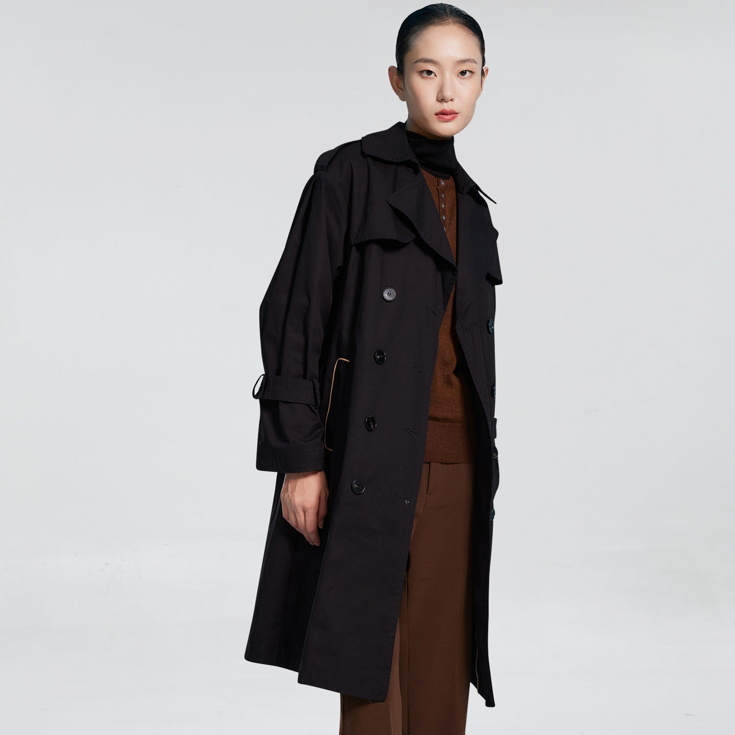 Trench avec ceinture contrastée