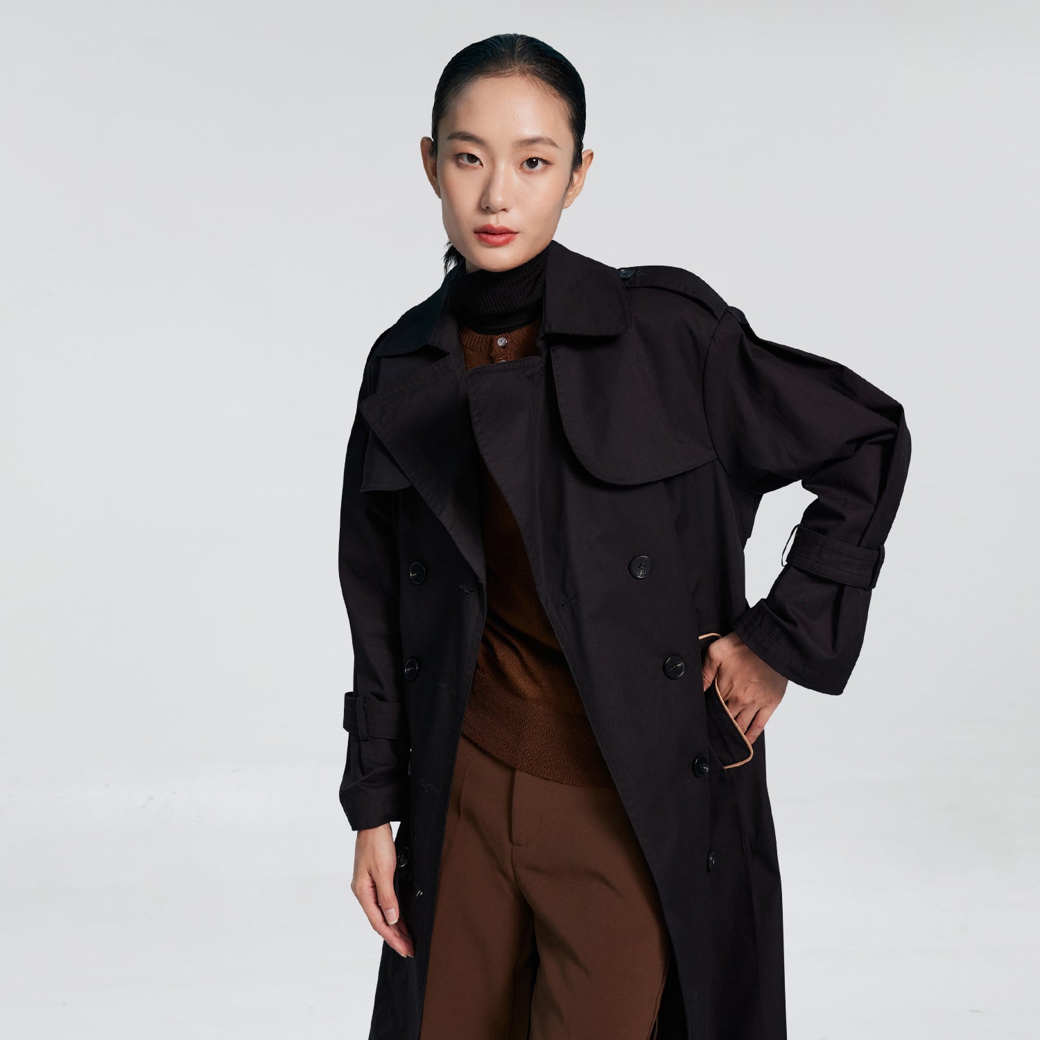 Trench avec ceinture contrastée