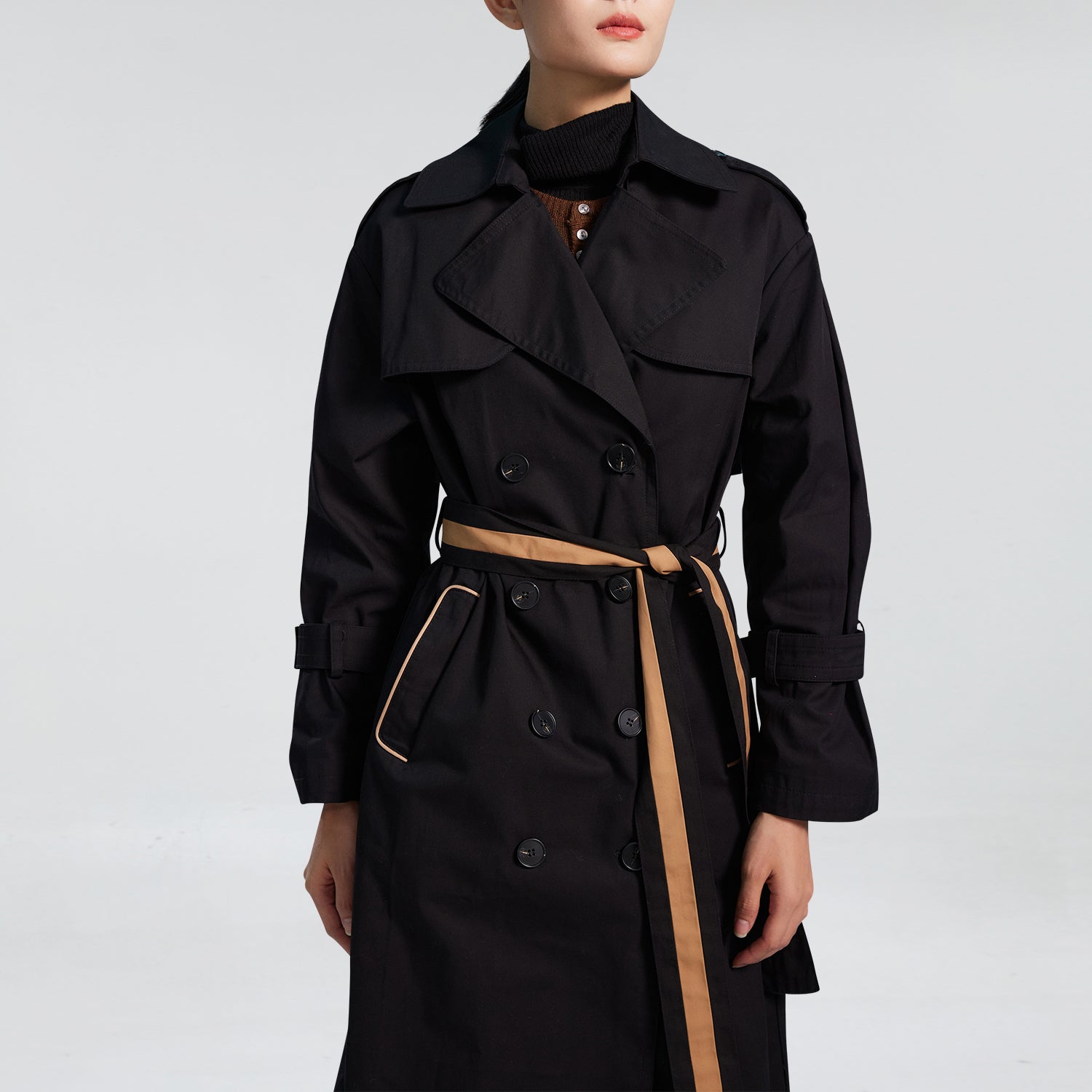 Trench avec ceinture contrastée