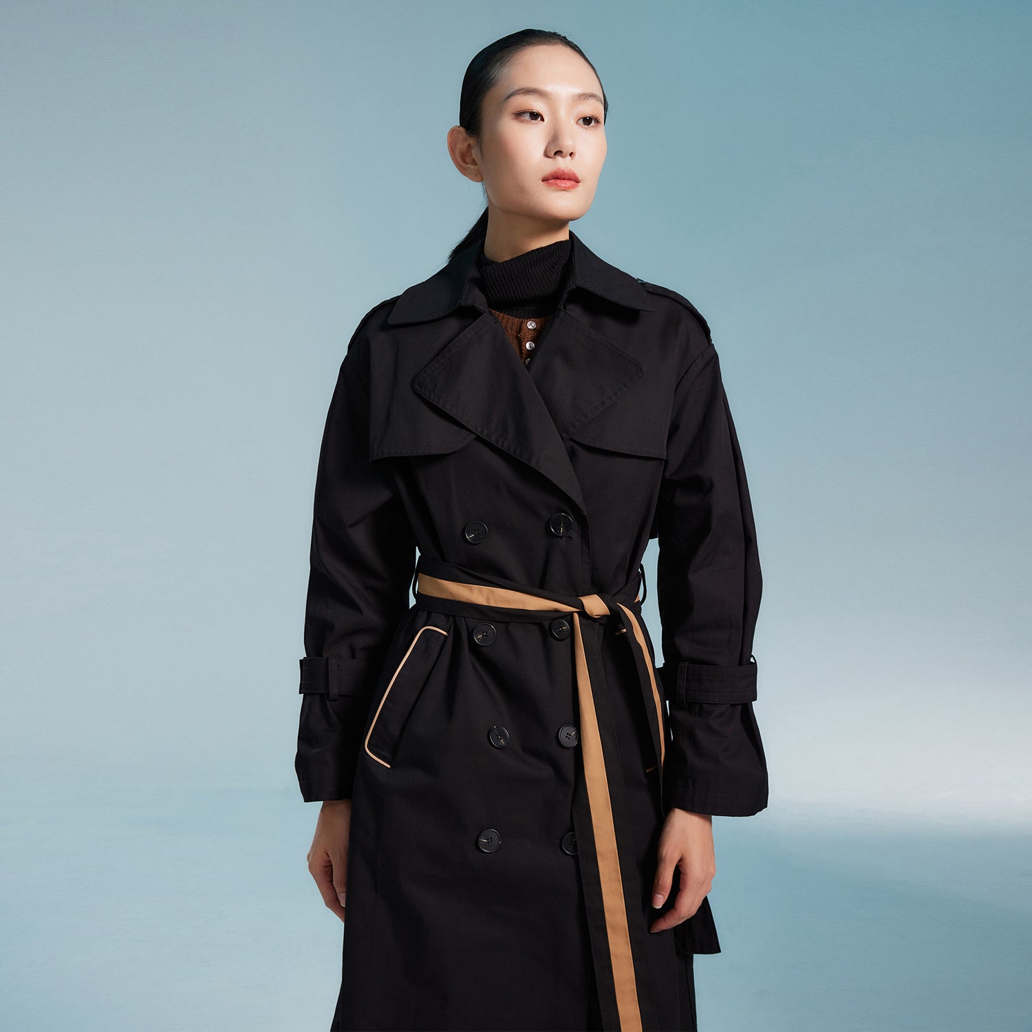 Trench avec ceinture contrastée
