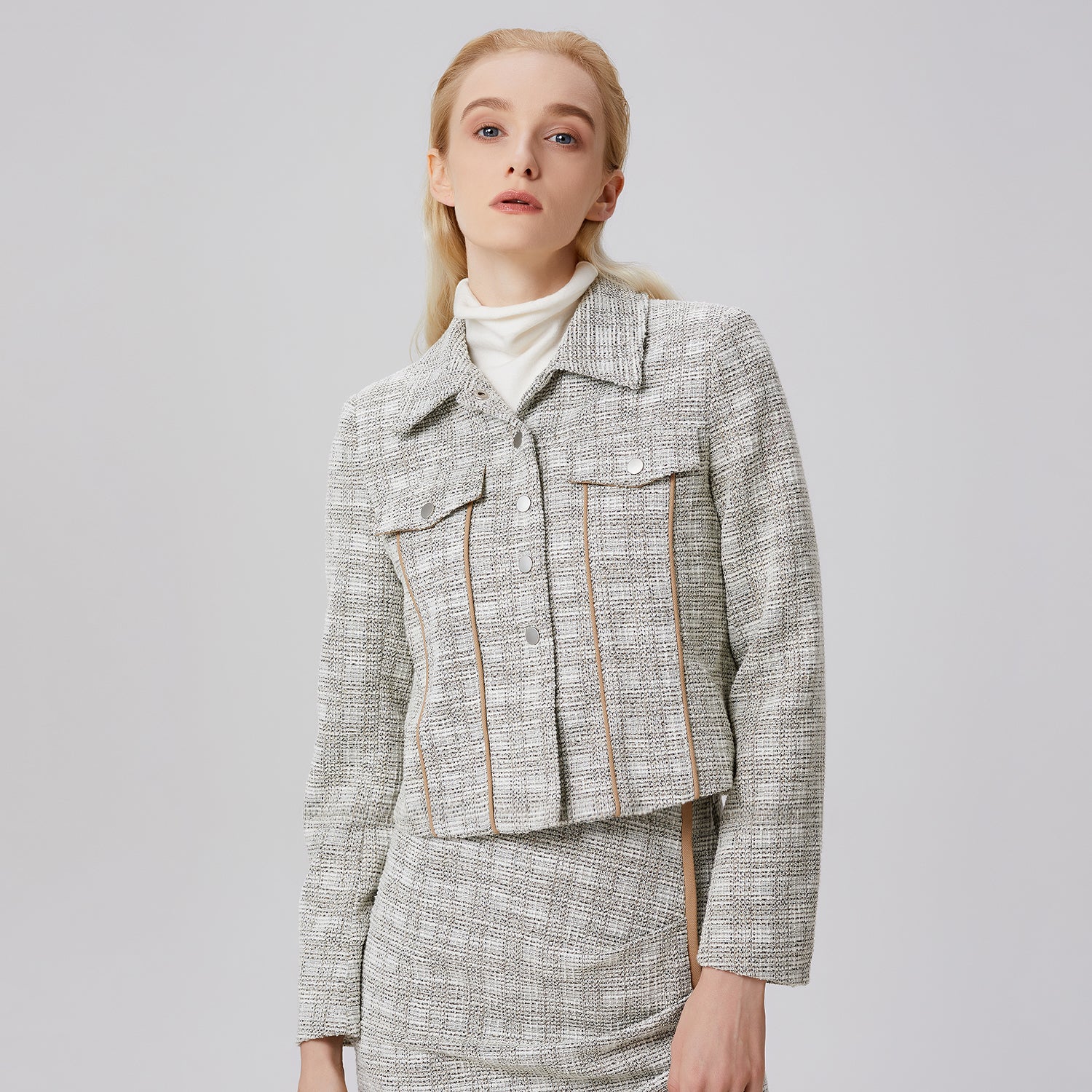 Veste courte à bias et rabat de poches