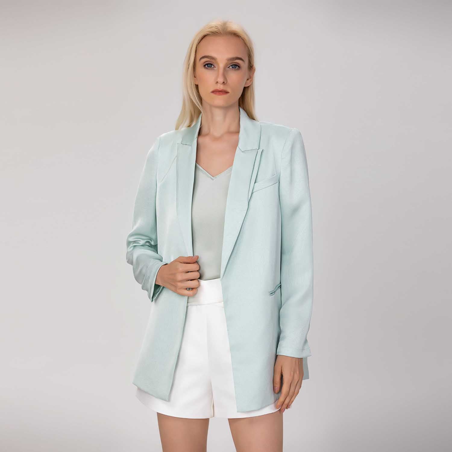 Blazer long en satin minimaliste