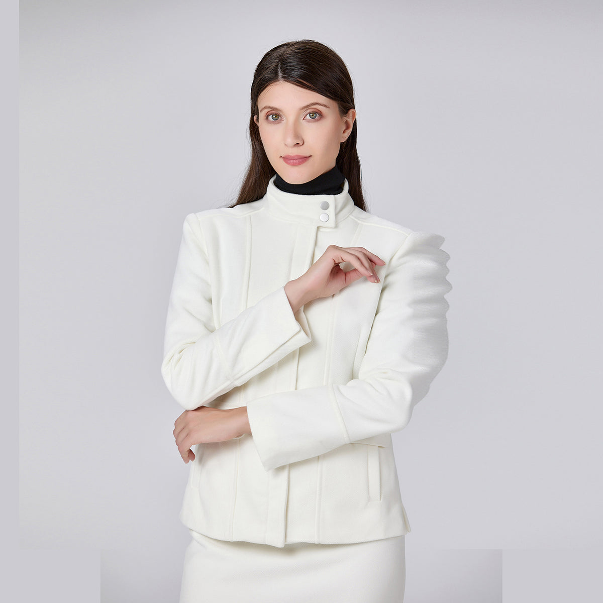 Veste minimaliste à col haut et poches plaquées