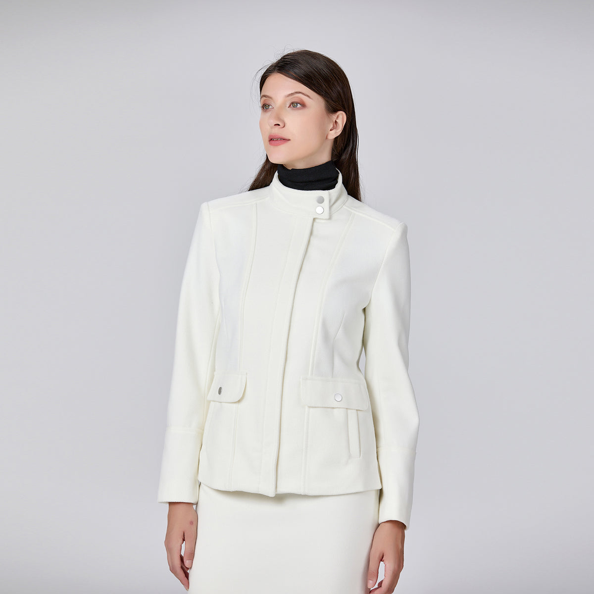 Veste minimaliste à col haut et poches plaquées