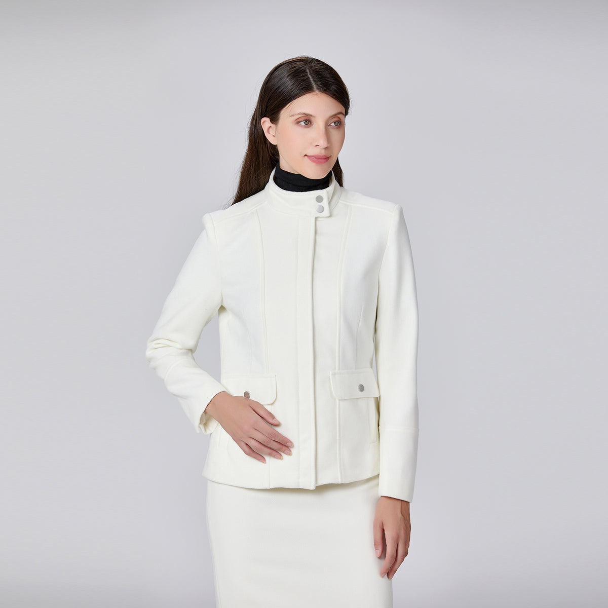 Veste minimaliste à col haut et poches plaquées