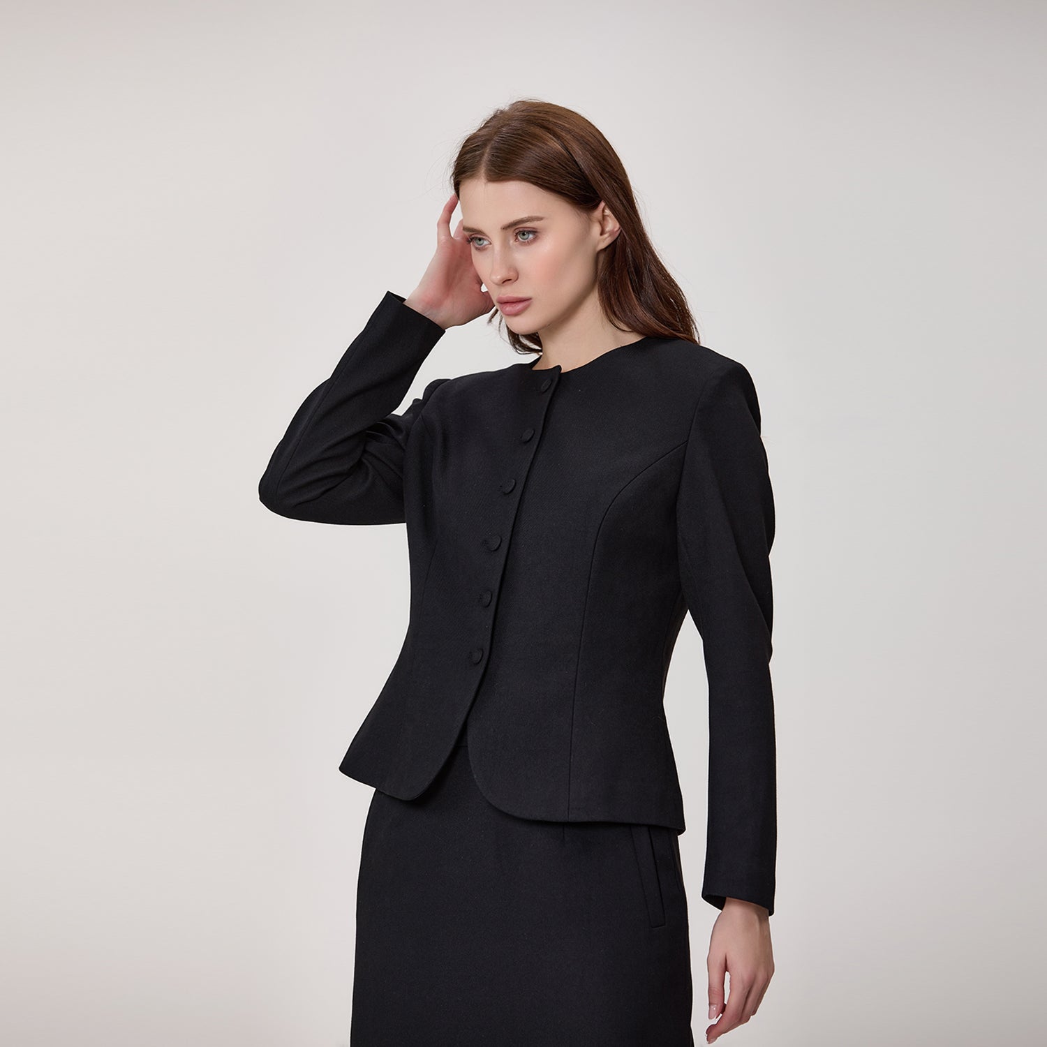 Veste cintrée à col montant et boutons recouverts